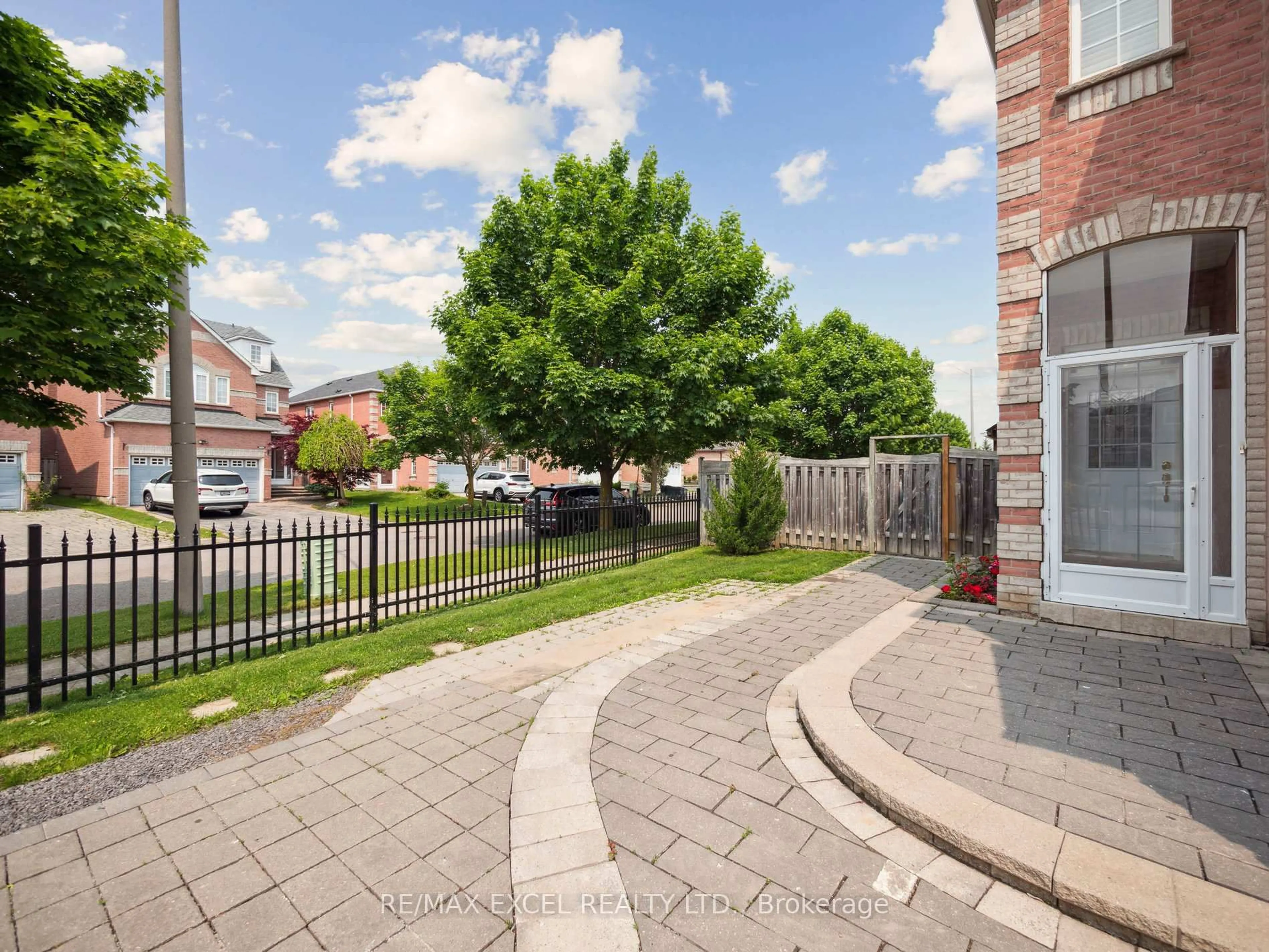 A pic from outside/outdoor area/front of a property/back of a property/a pic from drone, street for 126 Worthing Ave, Markham Ontario L3S 4K1