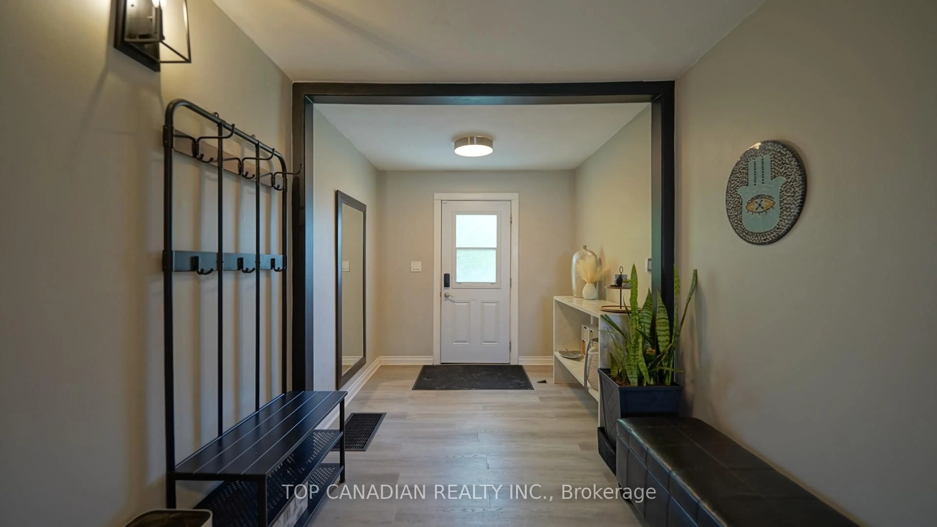 Indoor entryway for 772 Happy Vale Dr, Innisfil Ontario L9S 2E5