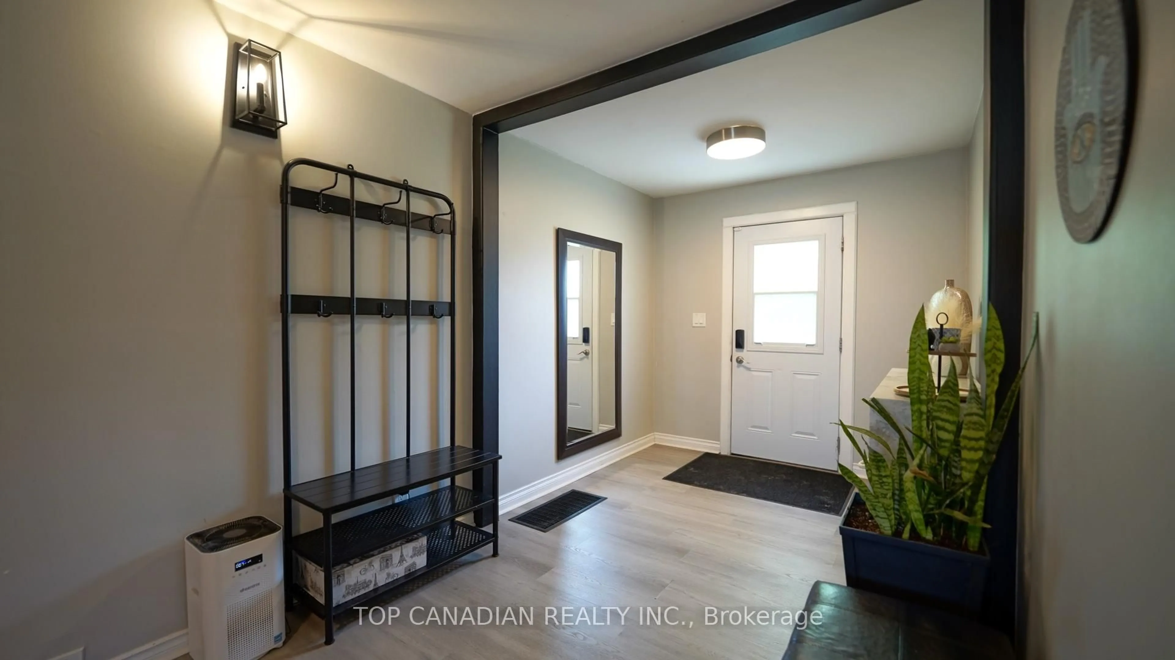 Indoor entryway for 772 Happy Vale Dr, Innisfil Ontario L9S 2E5