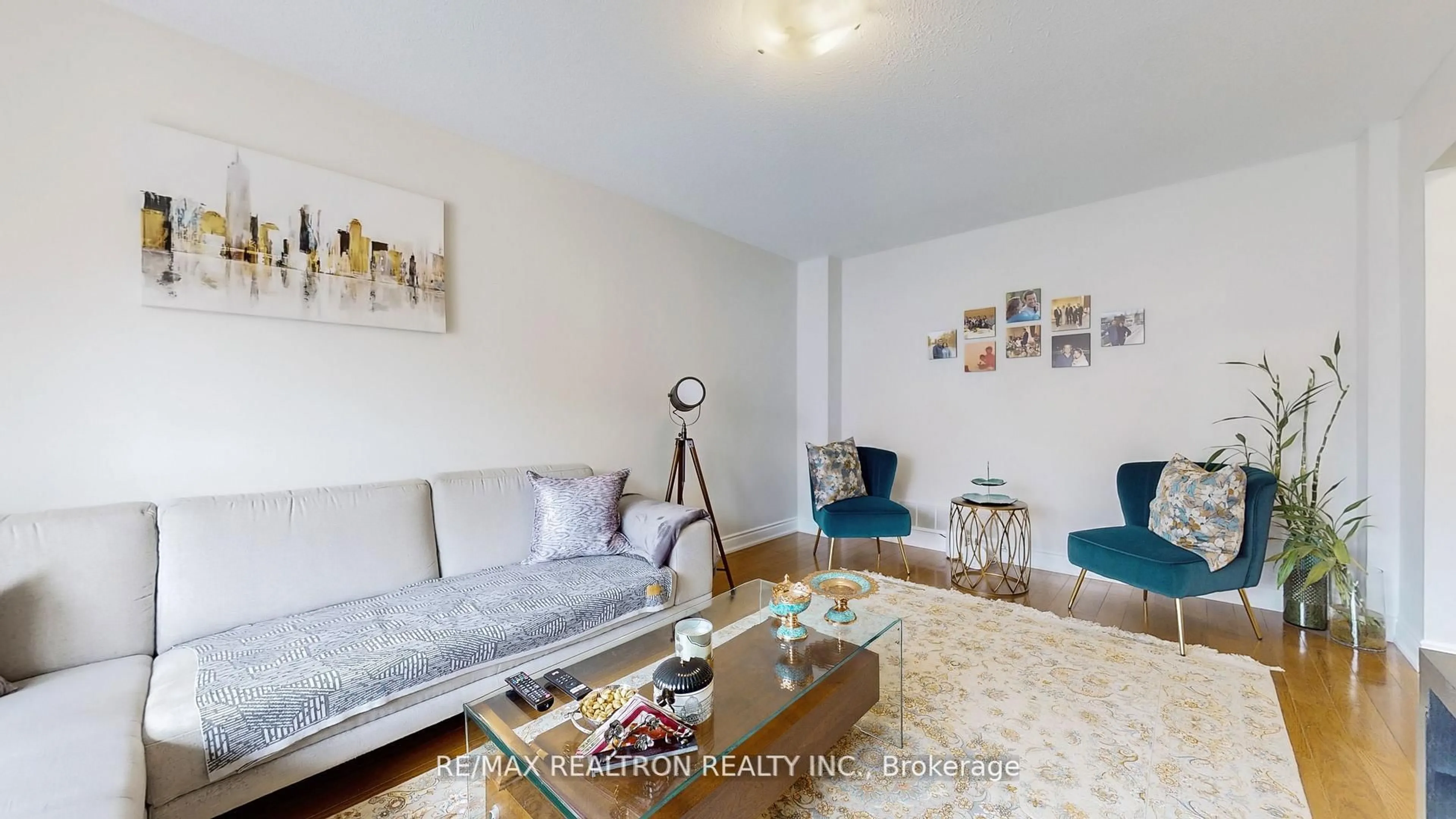 Living room with furniture, wood/laminate floor for 214 Stephen St, Richmond Hill Ontario L4C 5P1
