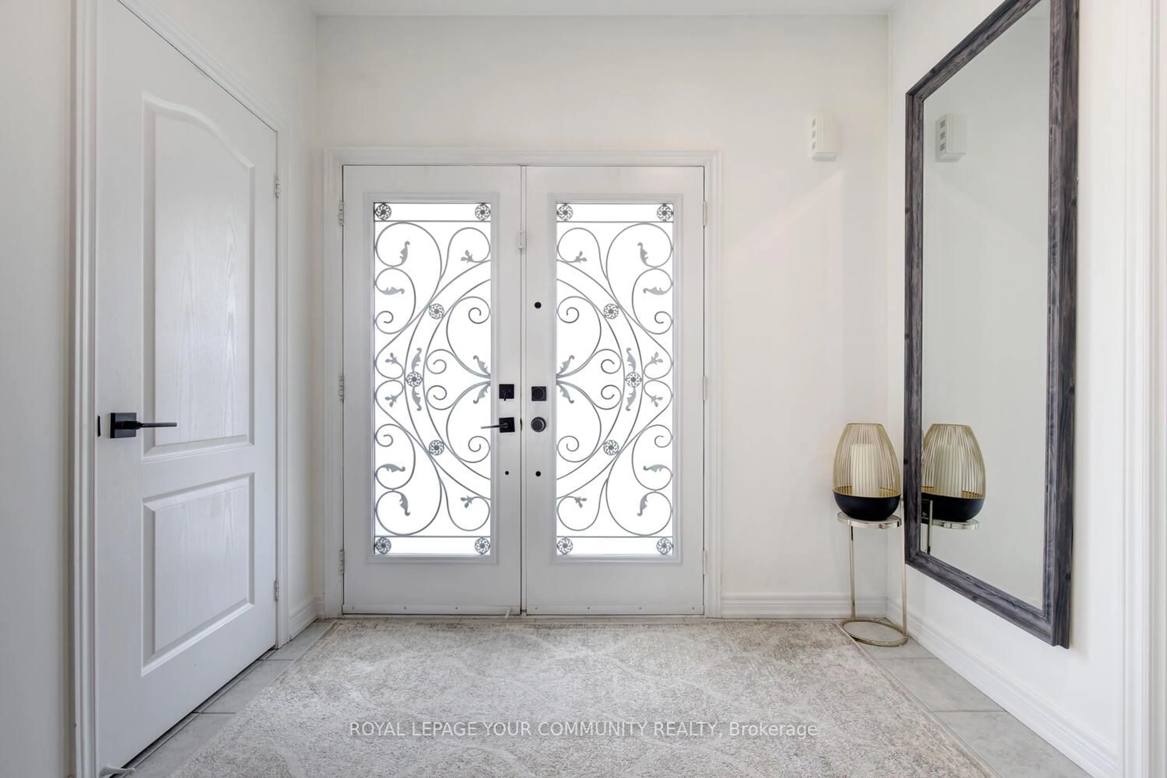 Indoor entryway for 45 Pullman Rd, Vaughan Ontario L6A 4T7