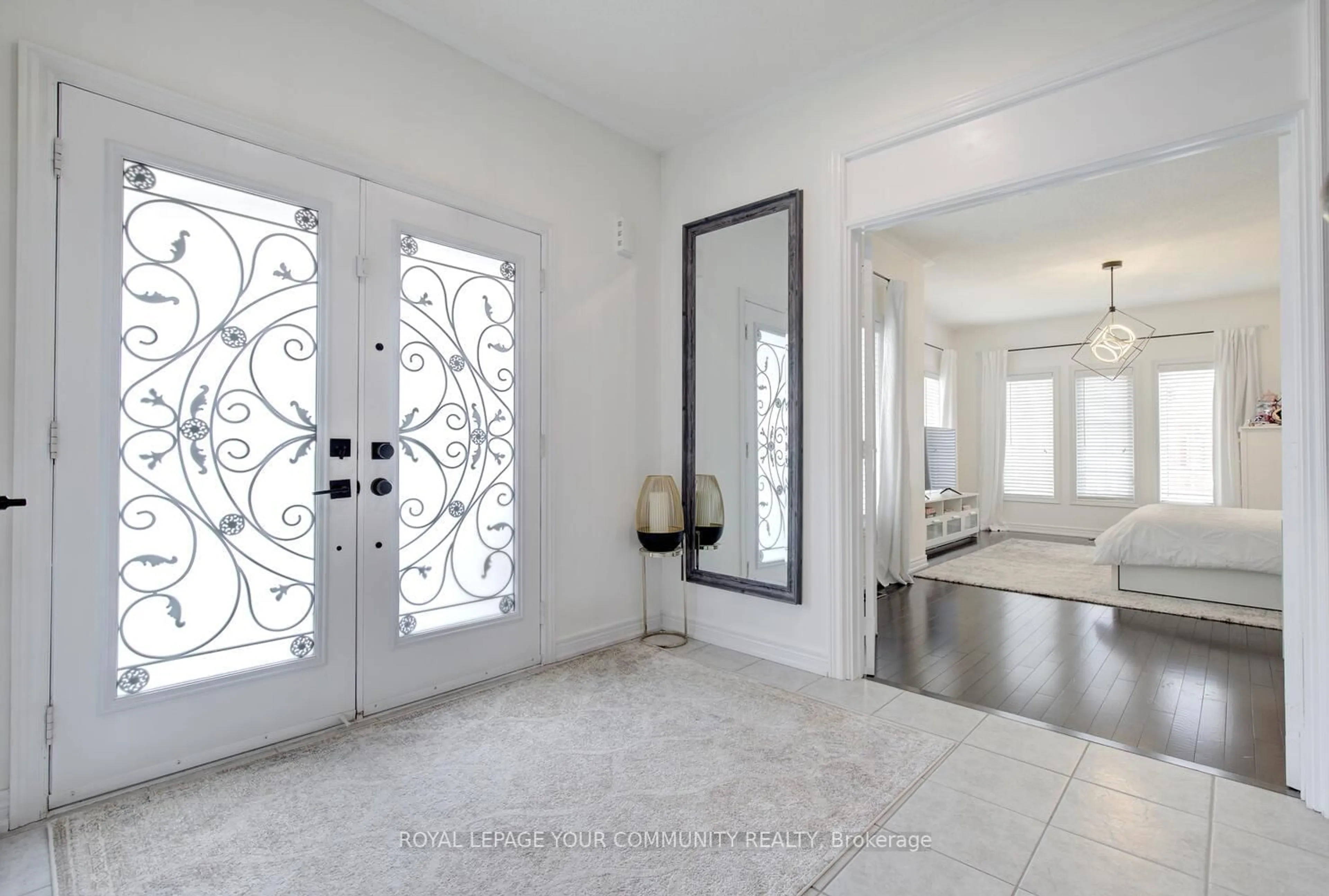 Indoor entryway for 45 Pullman Rd, Vaughan Ontario L6A 4T7