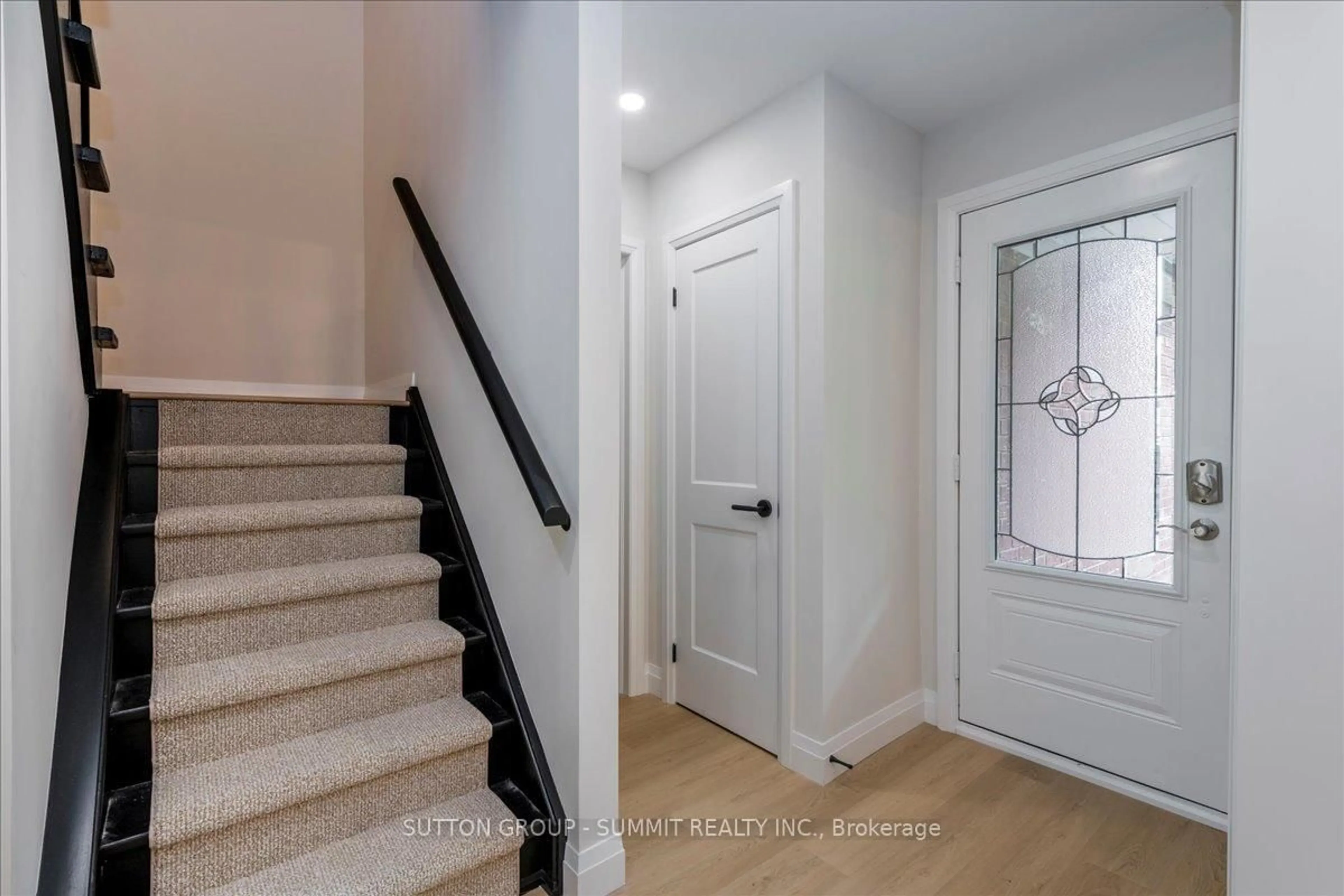 Indoor entryway for 185 Heydon Ave, New Tecumseth Ontario L9R 1P2