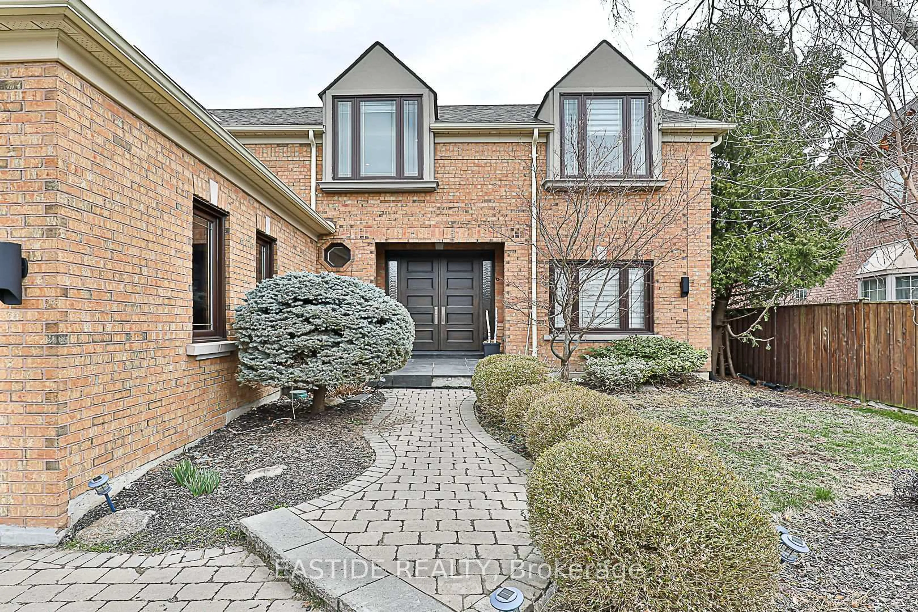 Home with brick exterior material, street for 11 Gatcombe Circ, Richmond Hill Ontario L4C 9P4