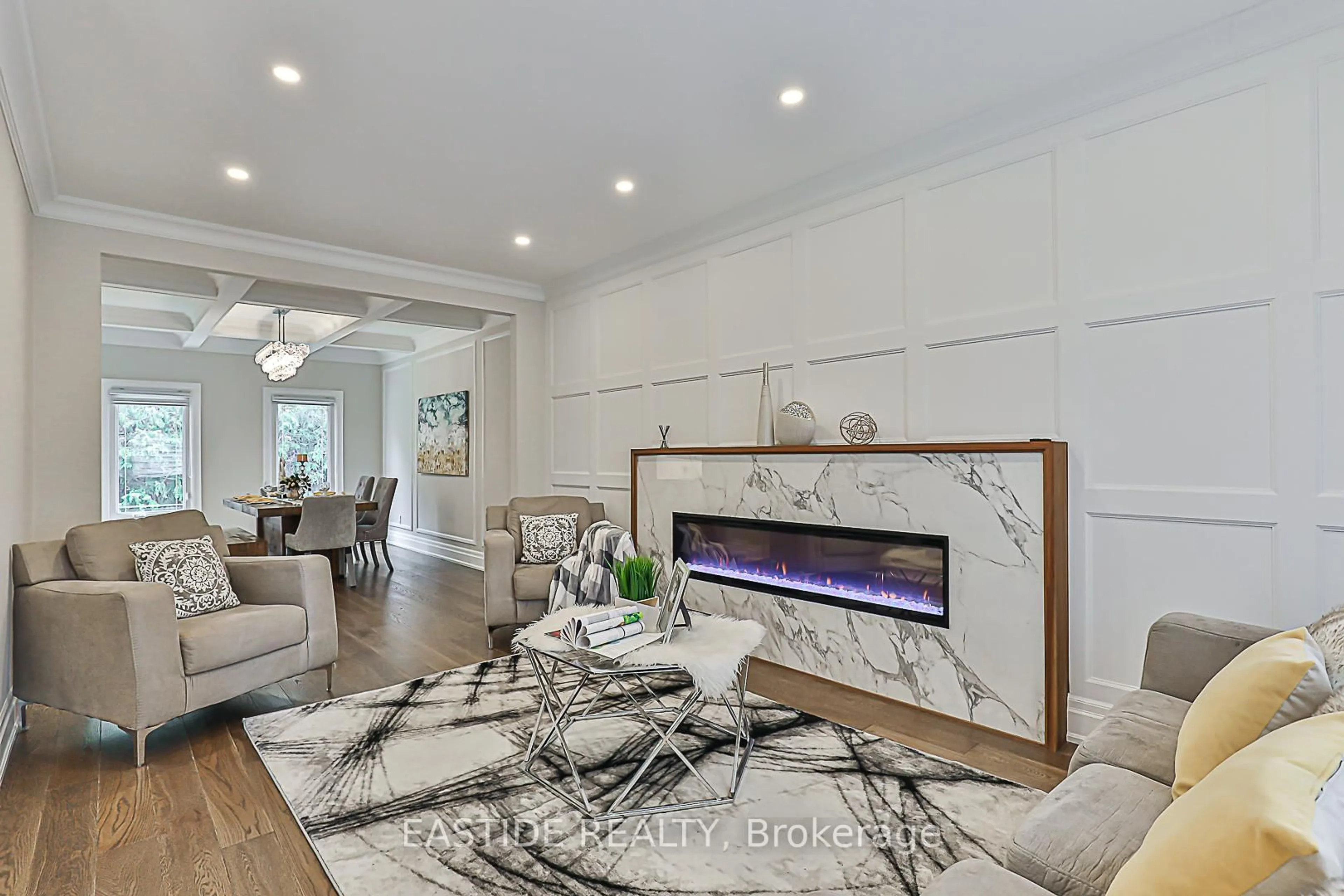 Living room with furniture, unknown for 11 Gatcombe Circ, Richmond Hill Ontario L4C 9P4