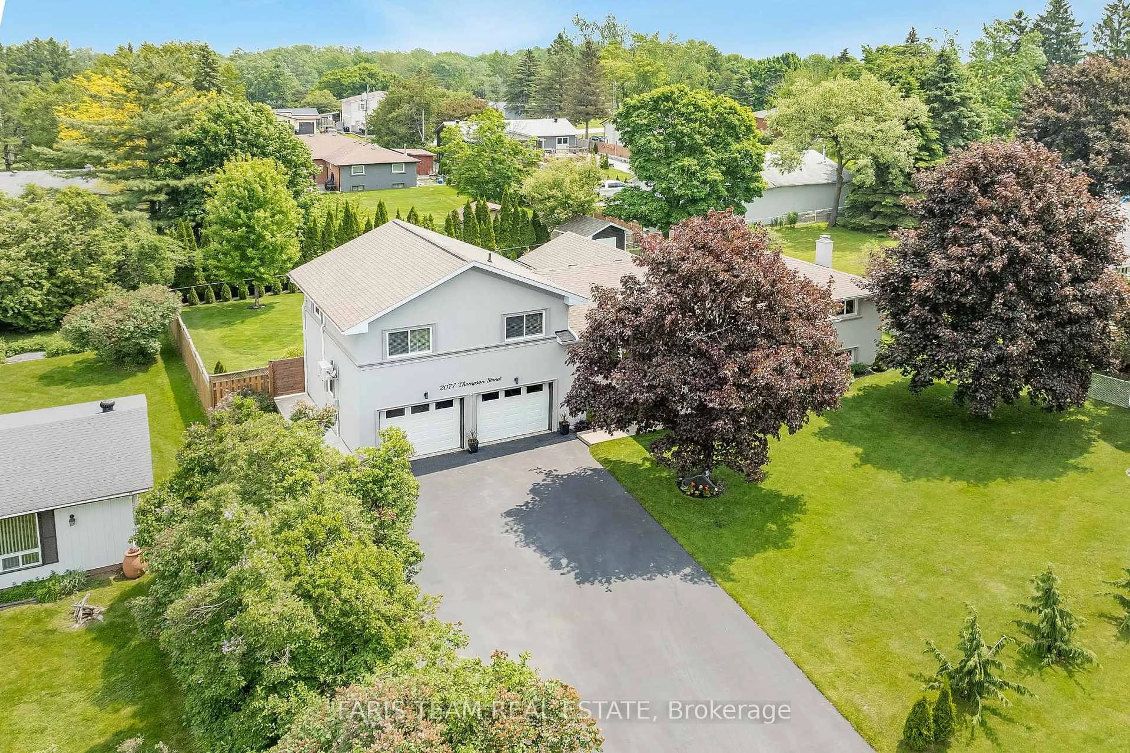 A pic from outside/outdoor area/front of a property/back of a property/a pic from drone, street for 2077 Thompson St, Innisfil Ontario L9S 1T1
