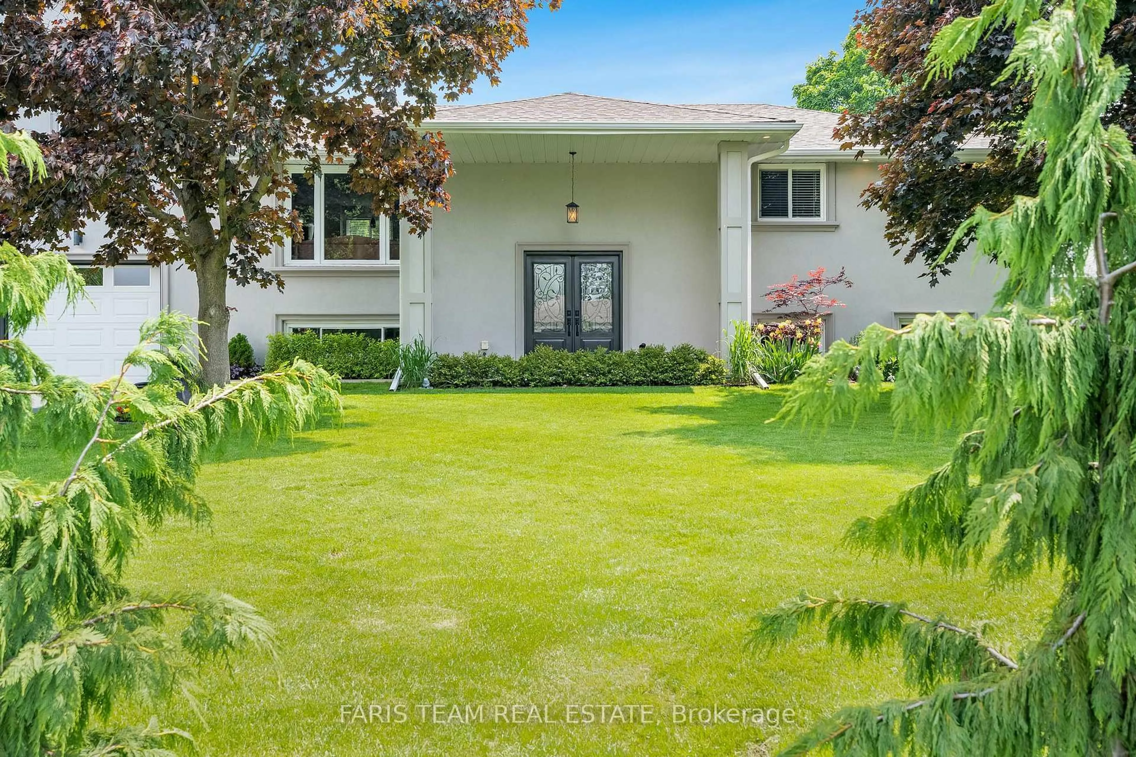 A pic from outside/outdoor area/front of a property/back of a property/a pic from drone, street for 2077 Thompson St, Innisfil Ontario L9S 1T1