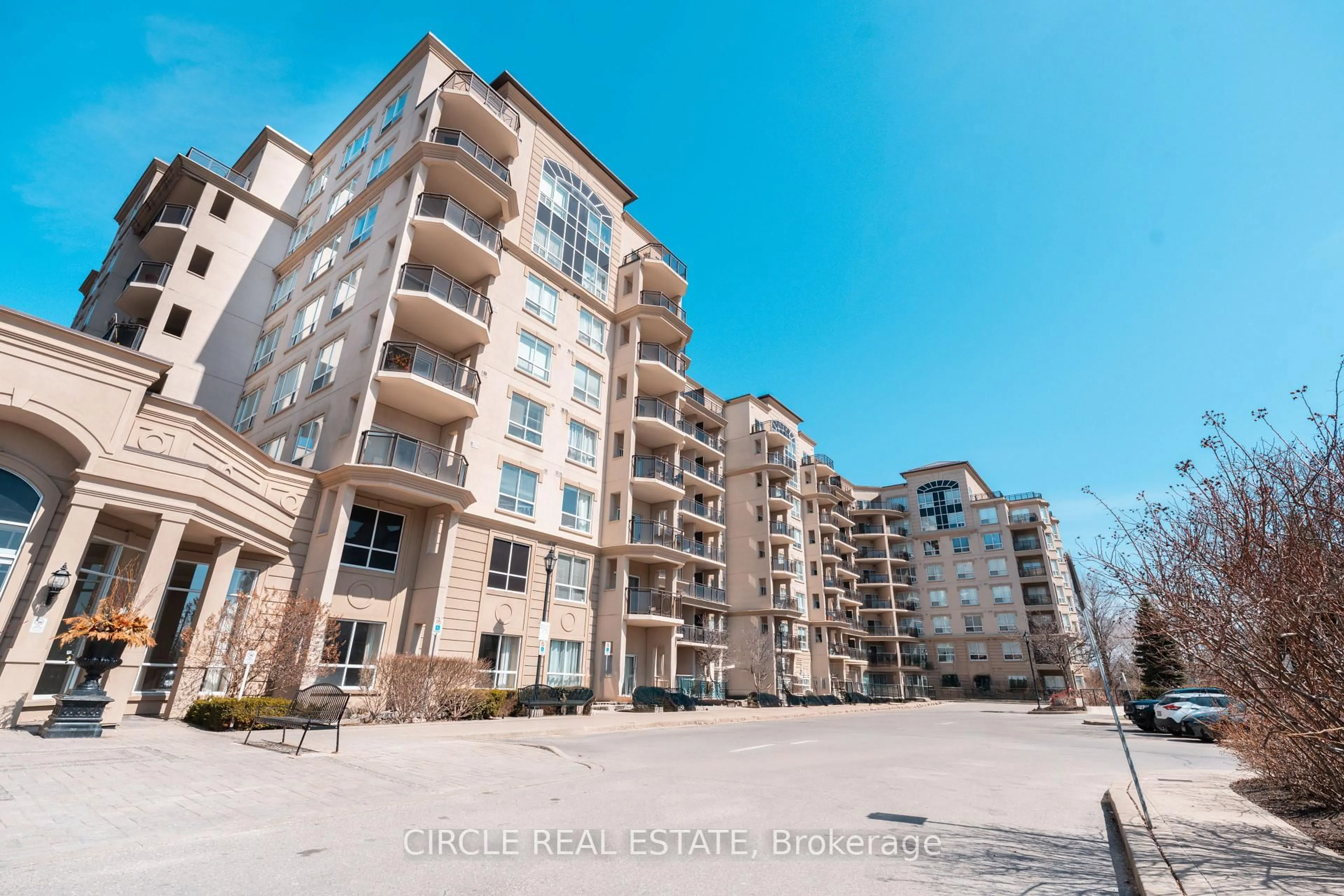A pic from outside/outdoor area/front of a property/back of a property/a pic from drone, street for 8 Maison Parc Crt, Vaughan Ontario L4J 9K5