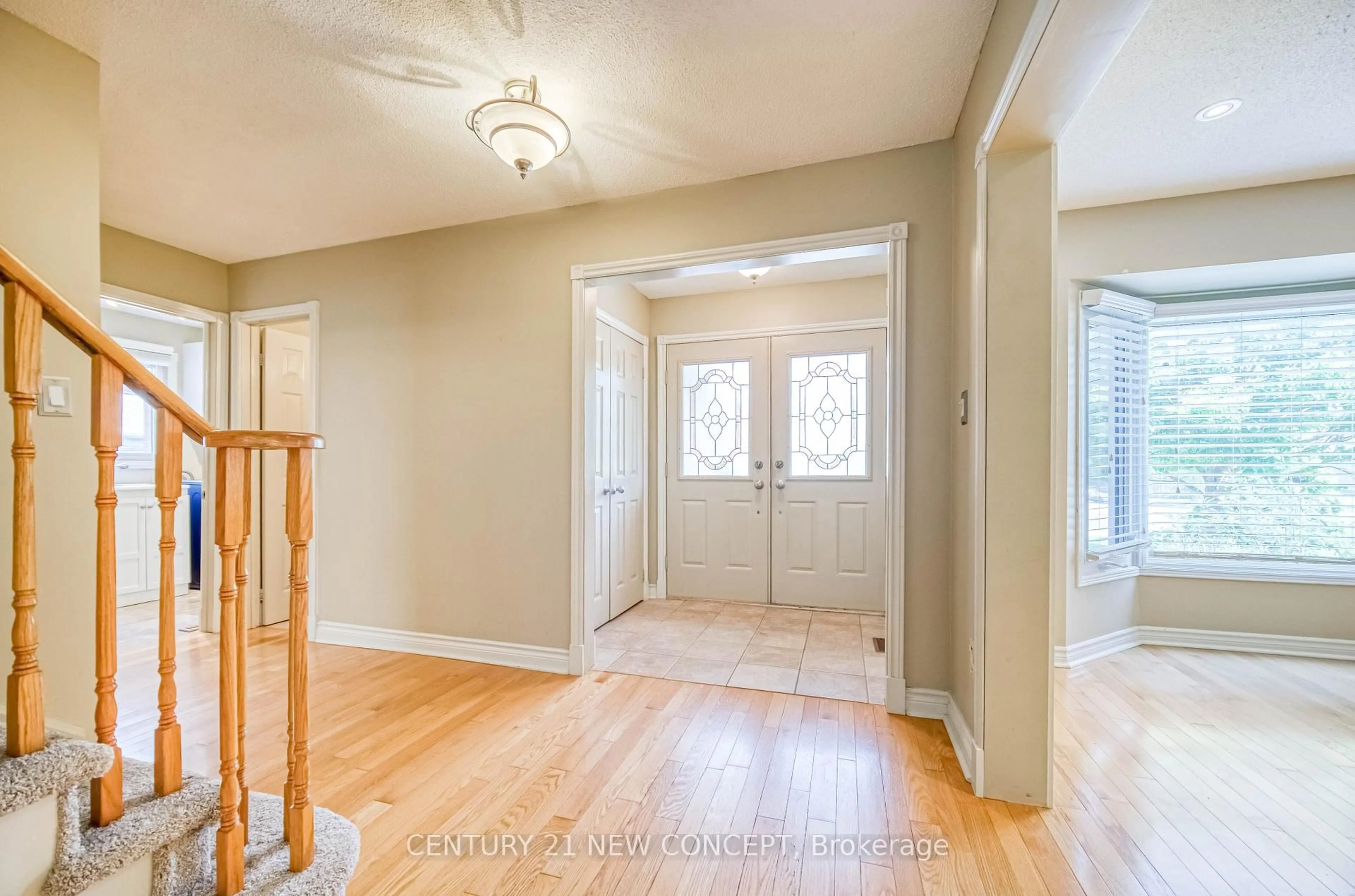 Indoor entryway for 342 Bristol Rd, Newmarket Ontario L3Y 7Z9
