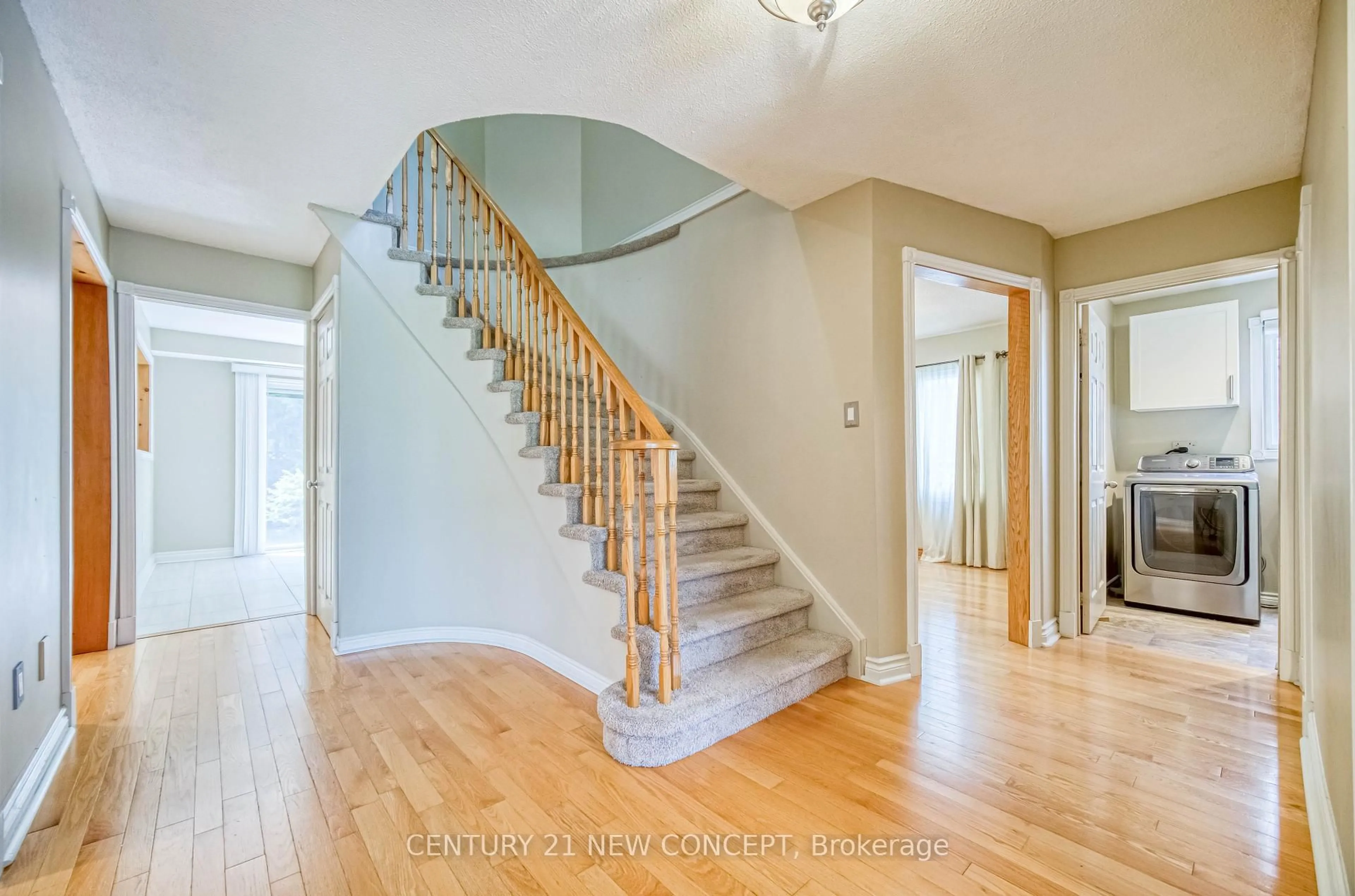 Indoor entryway for 342 Bristol Rd, Newmarket Ontario L3Y 7Z9