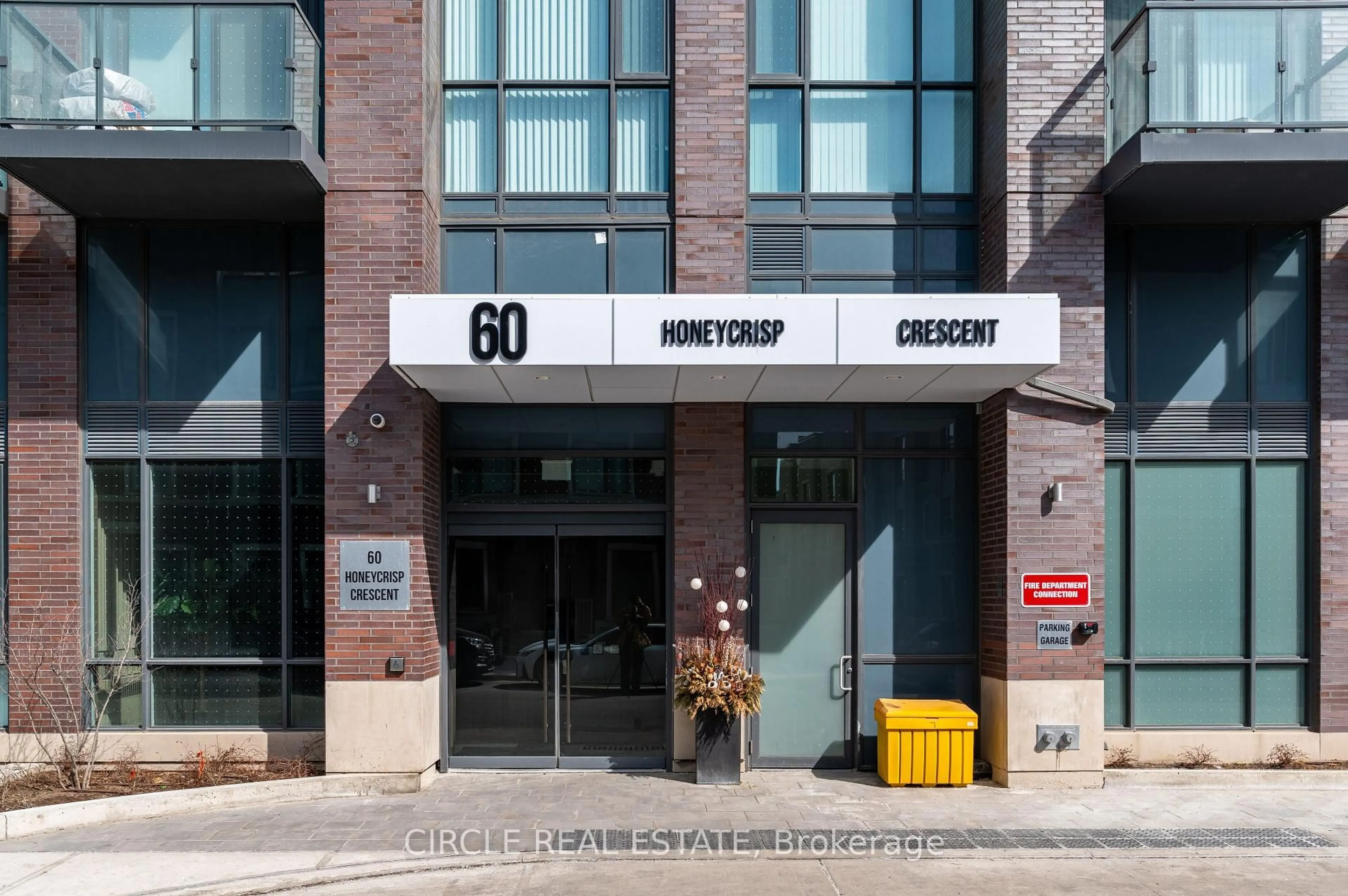 Indoor foyer for 60 Honeycrisp Cres #1219, Vaughan Ontario L4K 0N5