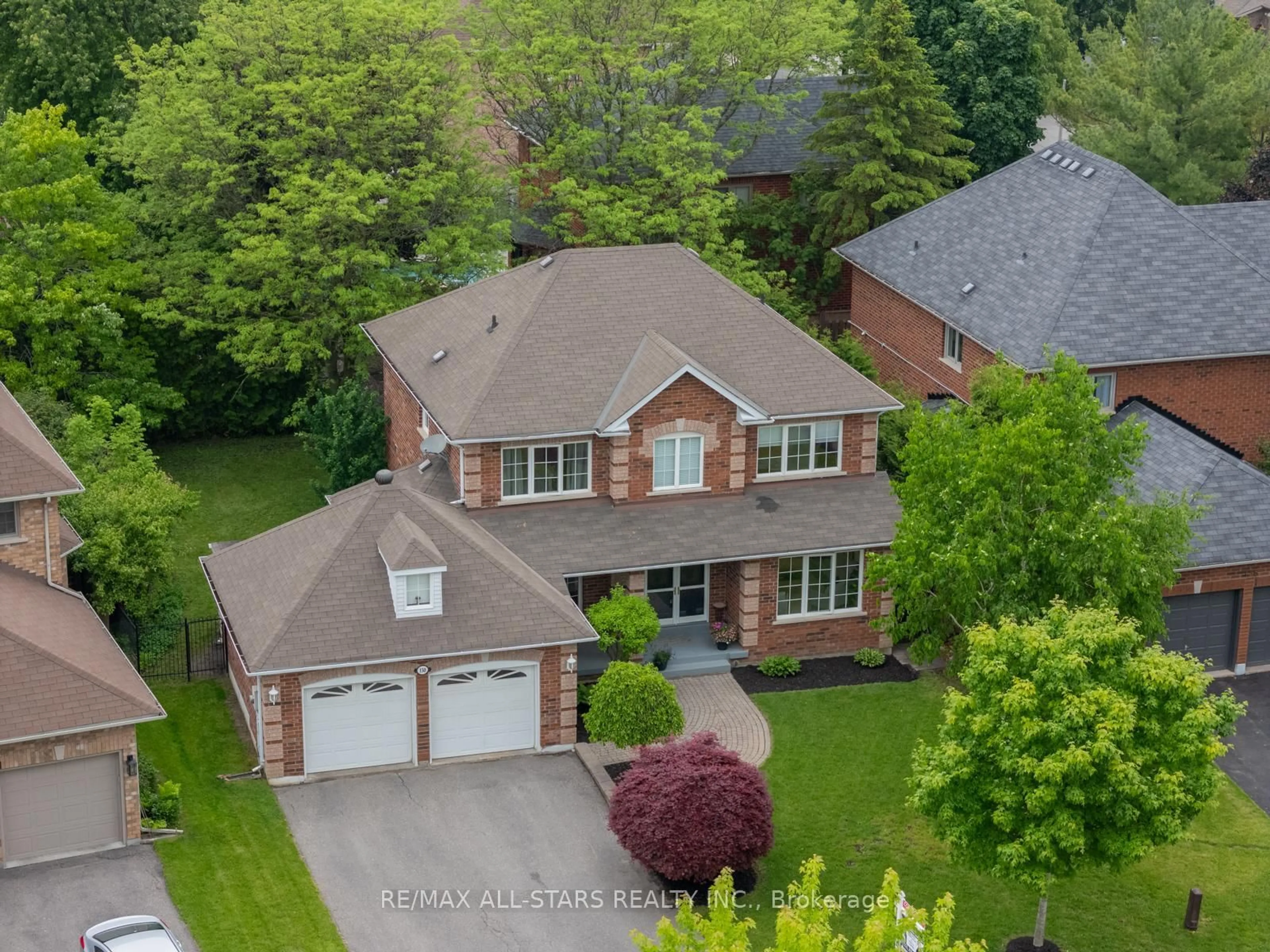 A pic from outside/outdoor area/front of a property/back of a property/a pic from drone, street for 150 Park Dr, Whitchurch-Stouffville Ontario L4A 1J6