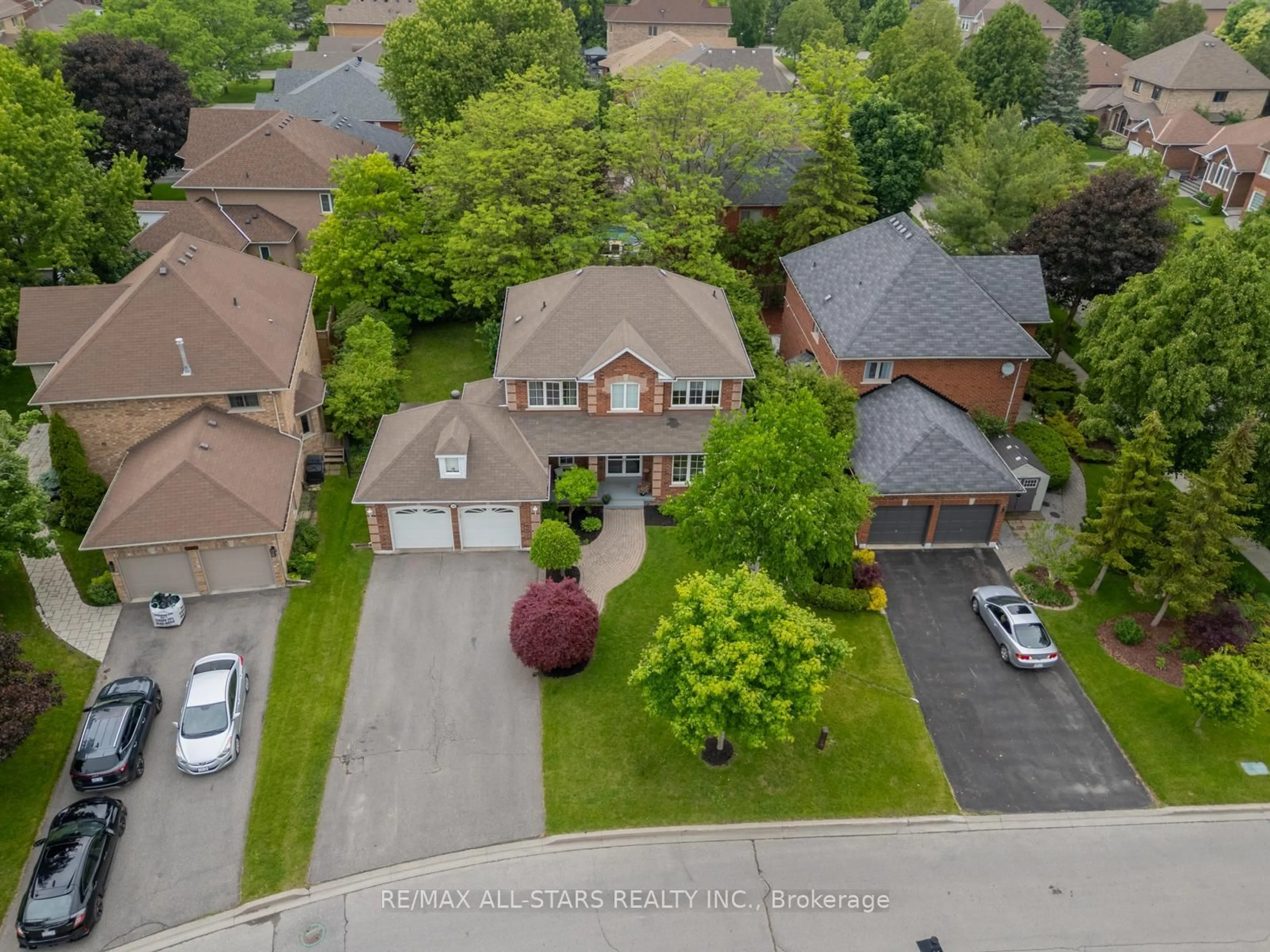 A pic from outside/outdoor area/front of a property/back of a property/a pic from drone, street for 150 Park Dr, Whitchurch-Stouffville Ontario L4A 1J6