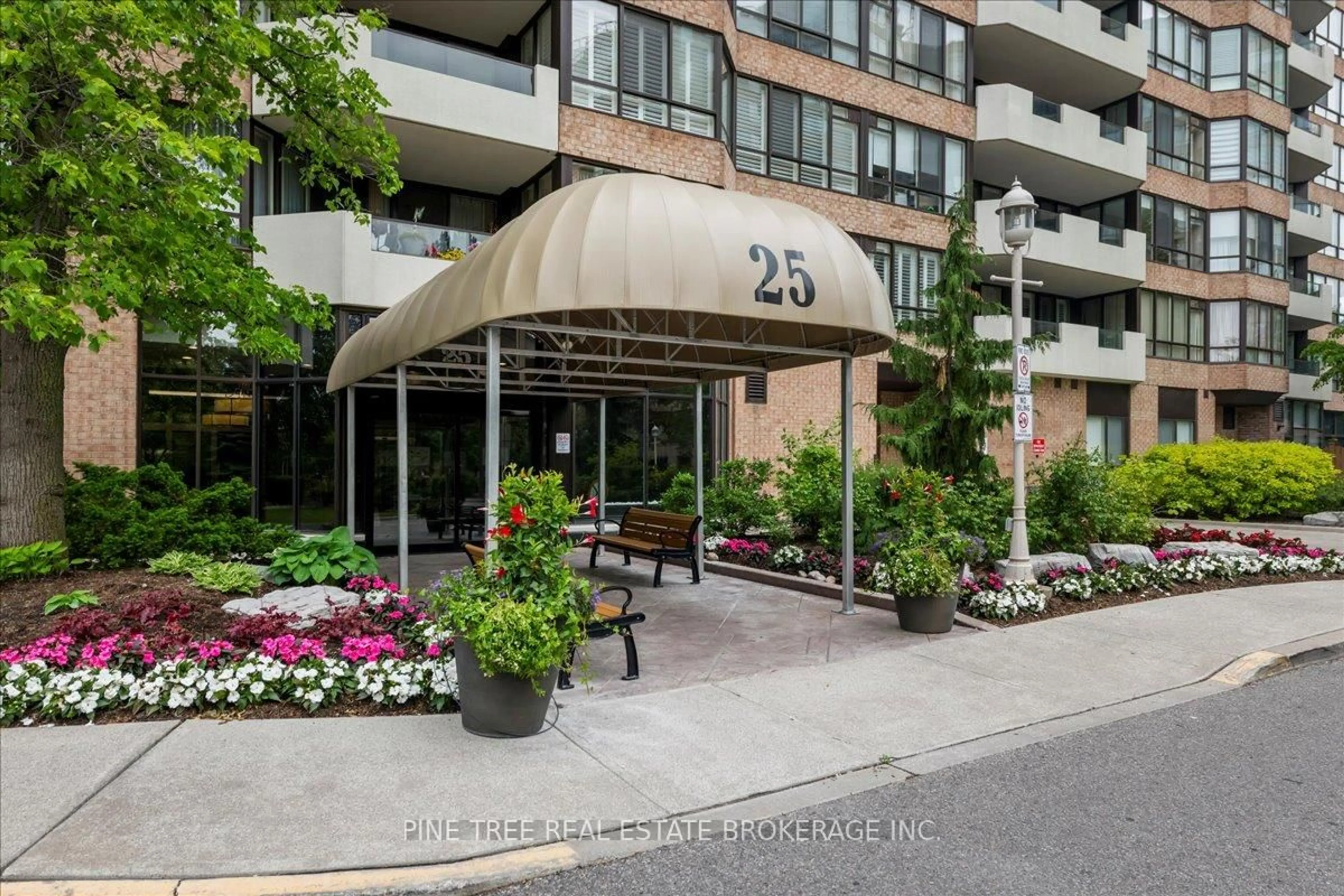 Patio, street for 25 Austin Dr #327, Markham Ontario L3R 8H4