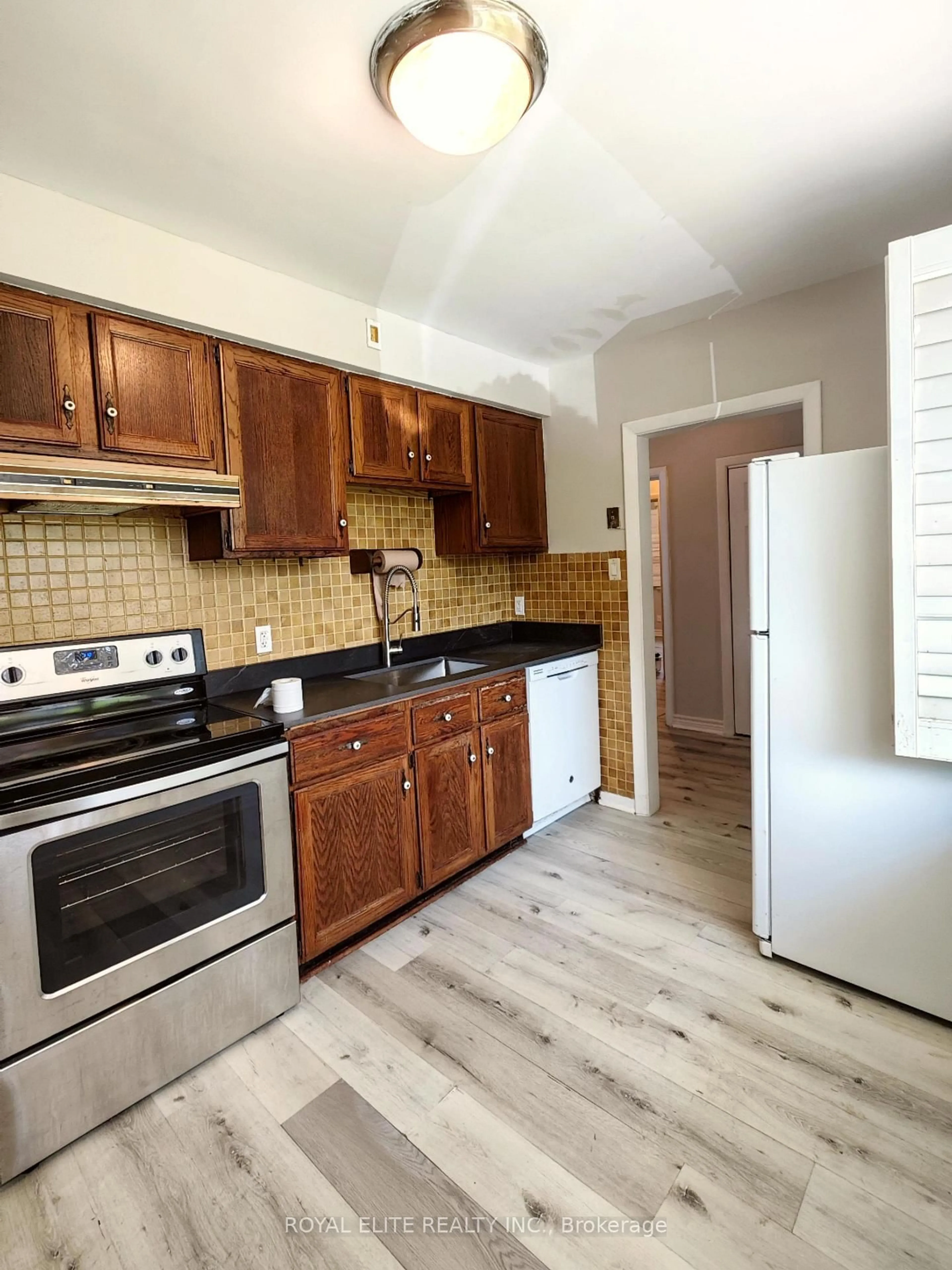Standard kitchen, unknown for 70 Rockport Cres, Richmond Hill Ontario L4C 2L8