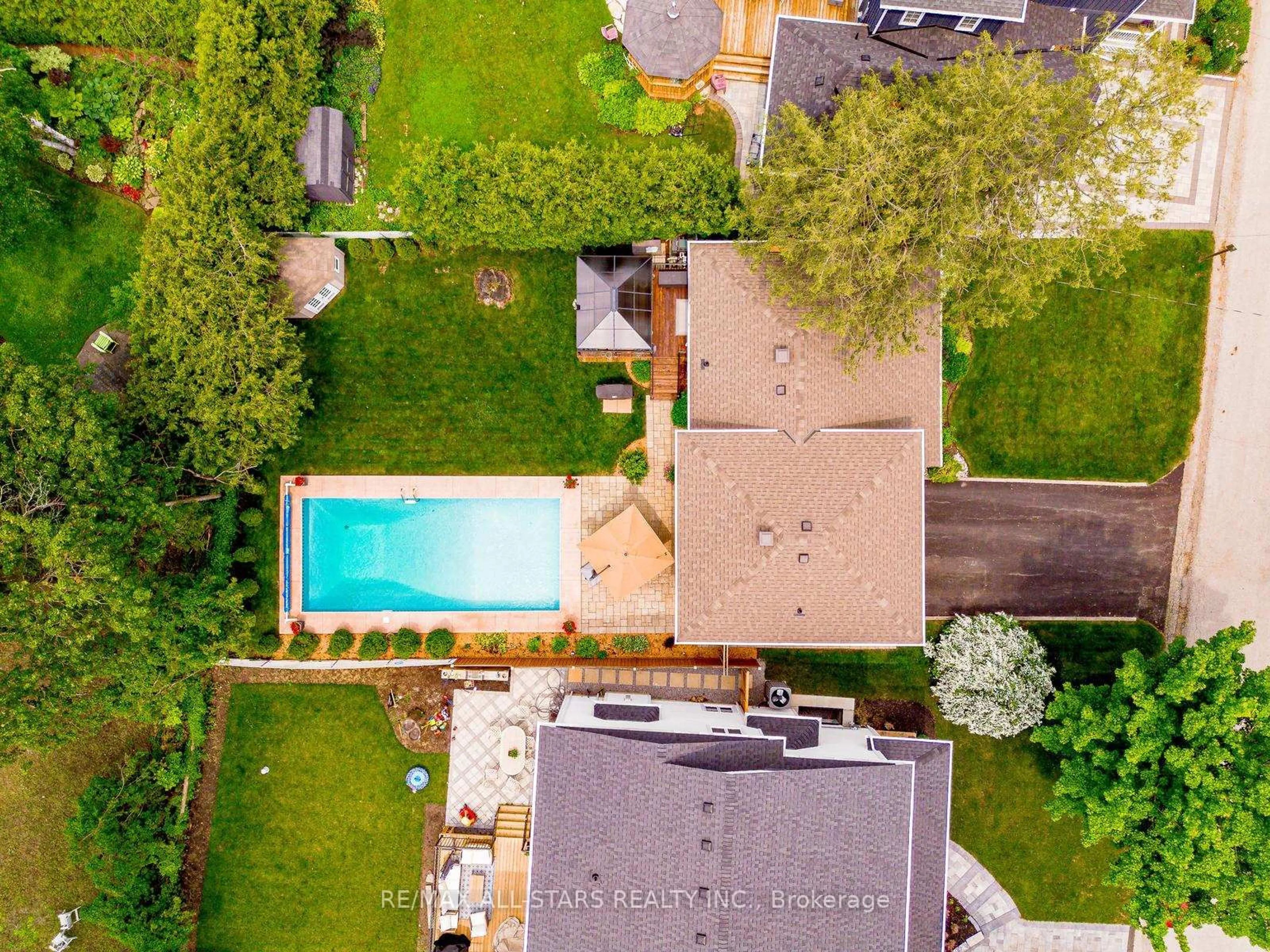 A pic from outside/outdoor area/front of a property/back of a property/a pic from drone, street for 42 Clarke St, Whitchurch-Stouffville Ontario L4A 3R3