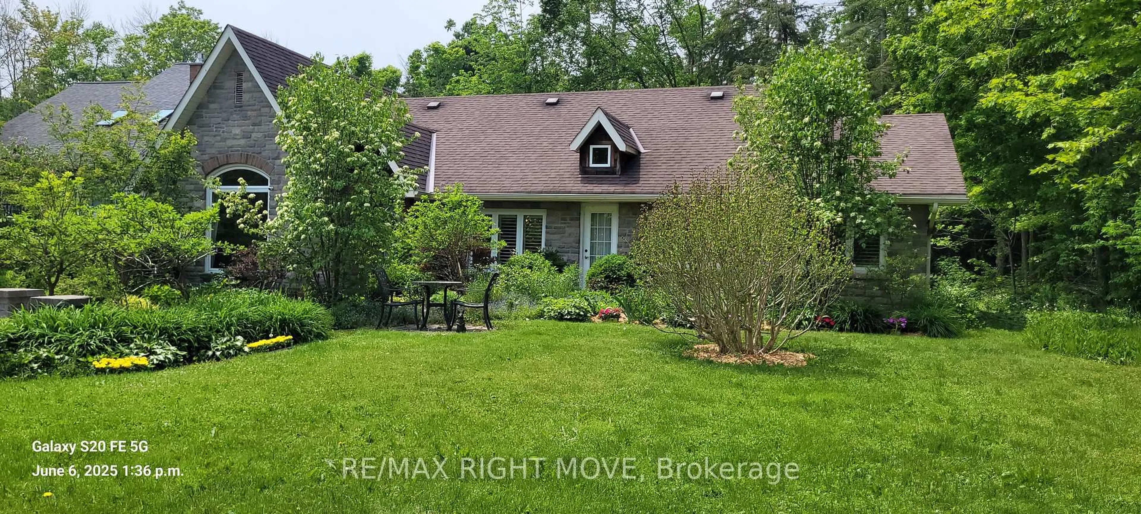 A pic from outside/outdoor area/front of a property/back of a property/a pic from drone, street for 3528 Glenhaven Beach Rd, Innisfil Ontario L9S 2Z3