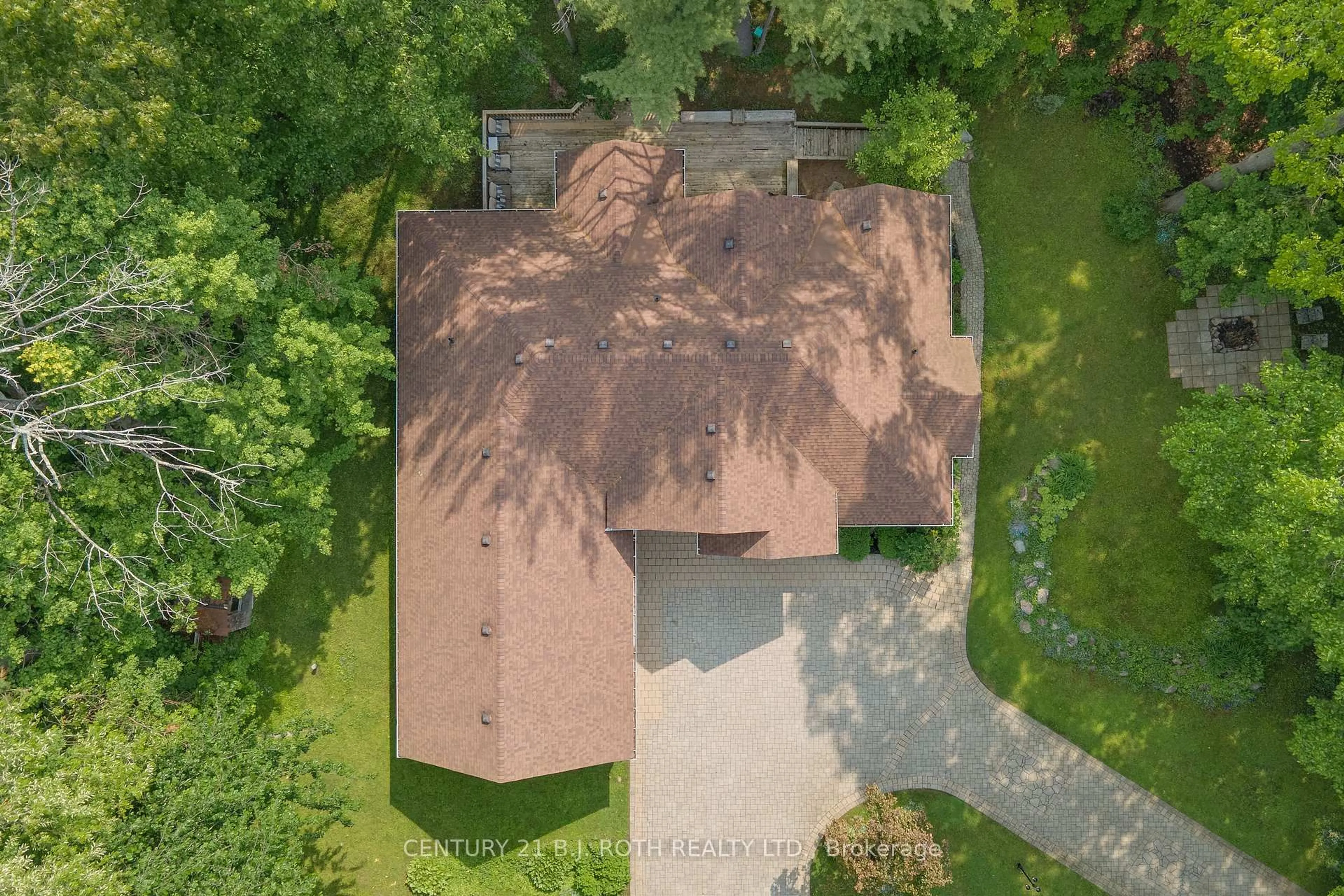 A pic from outside/outdoor area/front of a property/back of a property/a pic from drone, unknown for 3925 Algoma Ave, Innisfil Ontario L9S 2M4