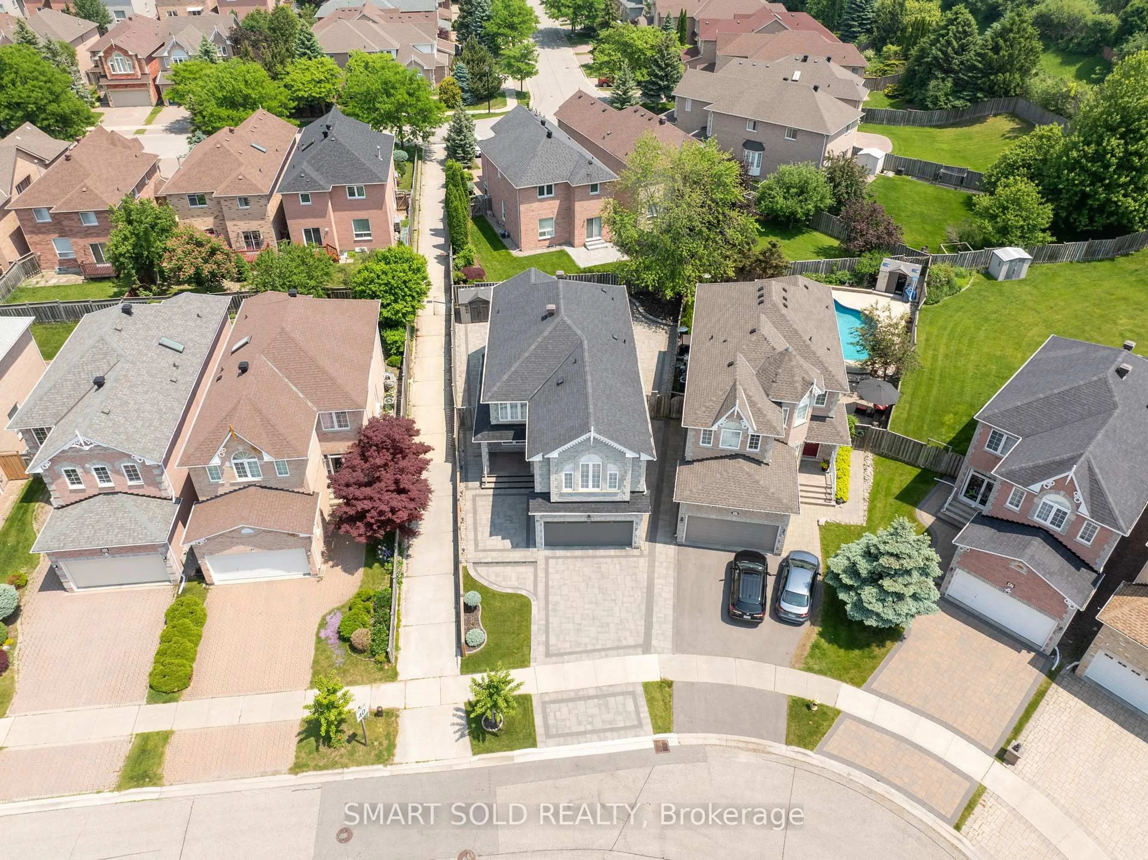 A pic from outside/outdoor area/front of a property/back of a property/a pic from drone, street for 51 Houndsbrook Cres, Markham Ontario L3P 7X9