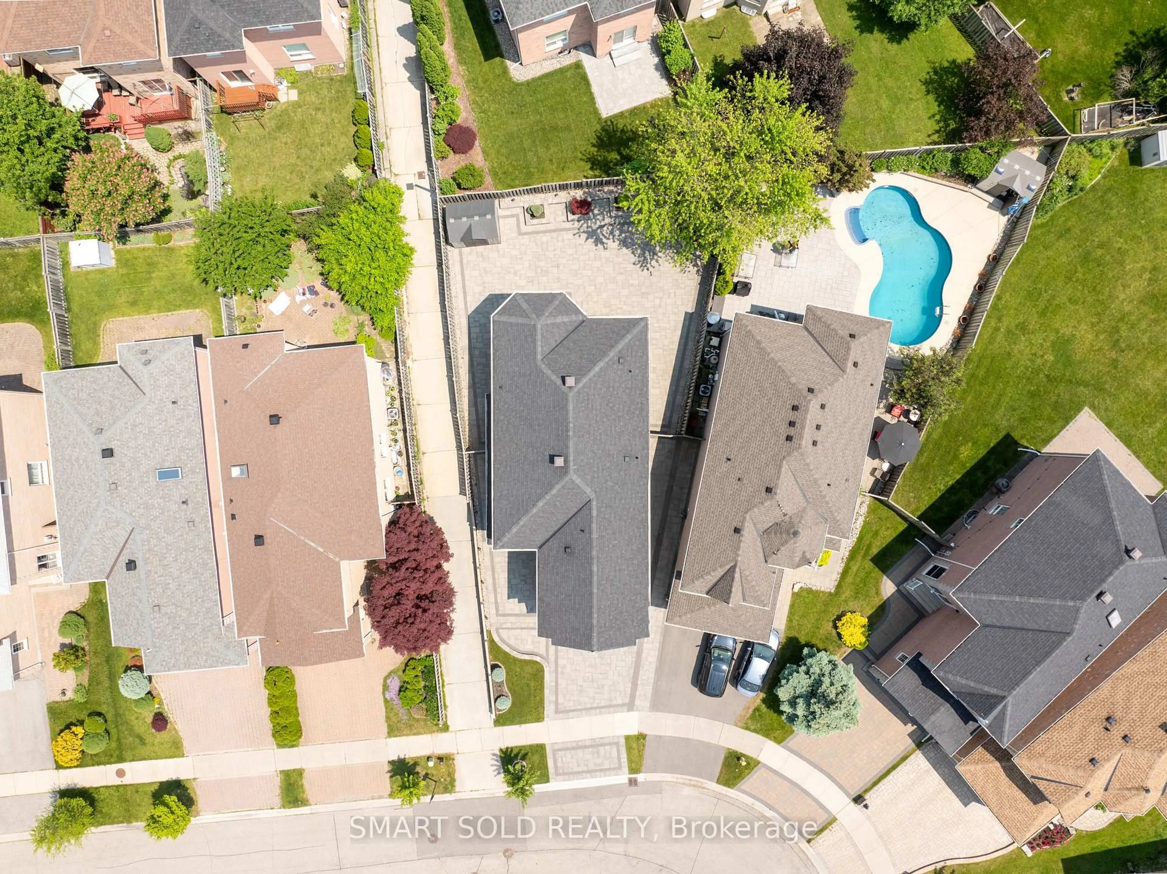 A pic from outside/outdoor area/front of a property/back of a property/a pic from drone, street for 51 Houndsbrook Cres, Markham Ontario L3P 7X9