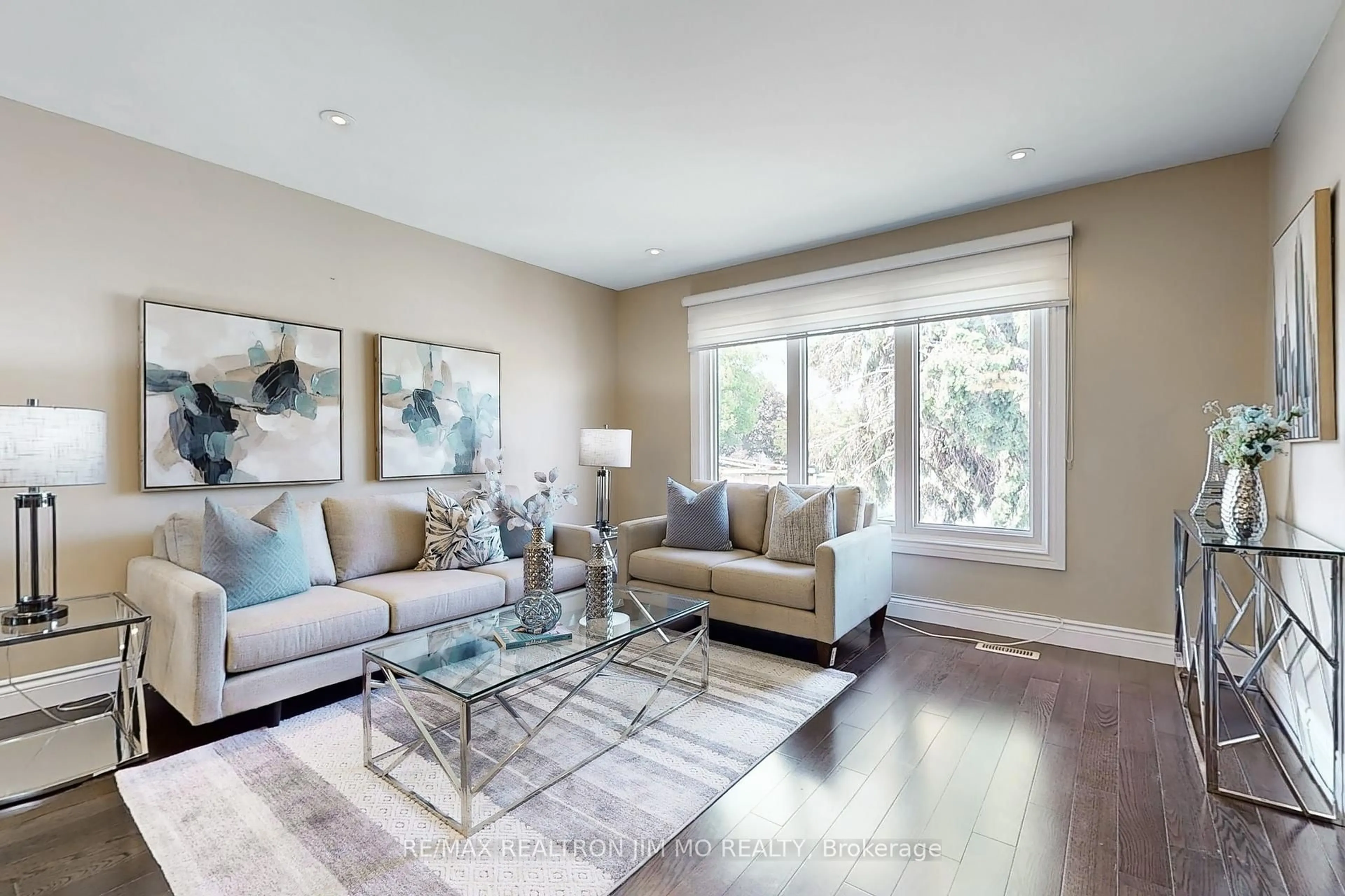 Living room with furniture, unknown for 46 Eastman Cres, Newmarket Ontario L3Y 5S1