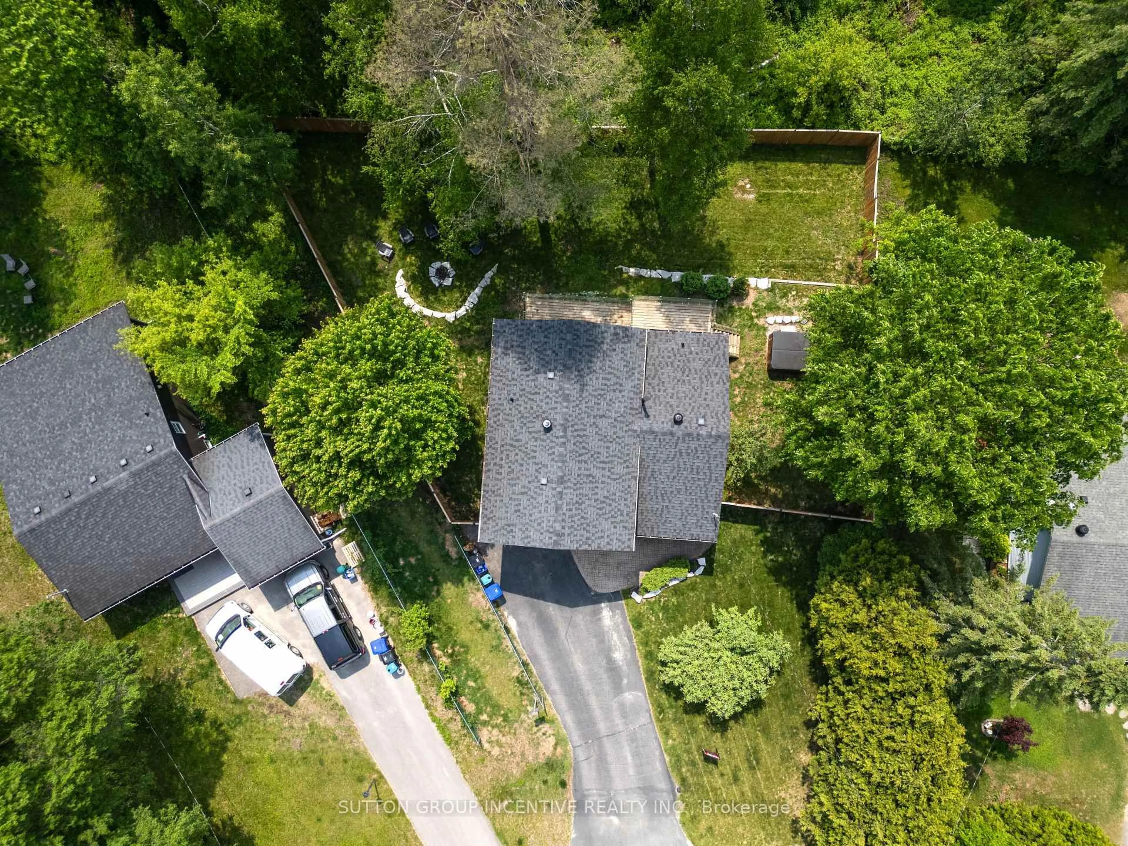 A pic from outside/outdoor area/front of a property/back of a property/a pic from drone, street for 7 Ashburton Cres, Essa Ontario L0M 1B0