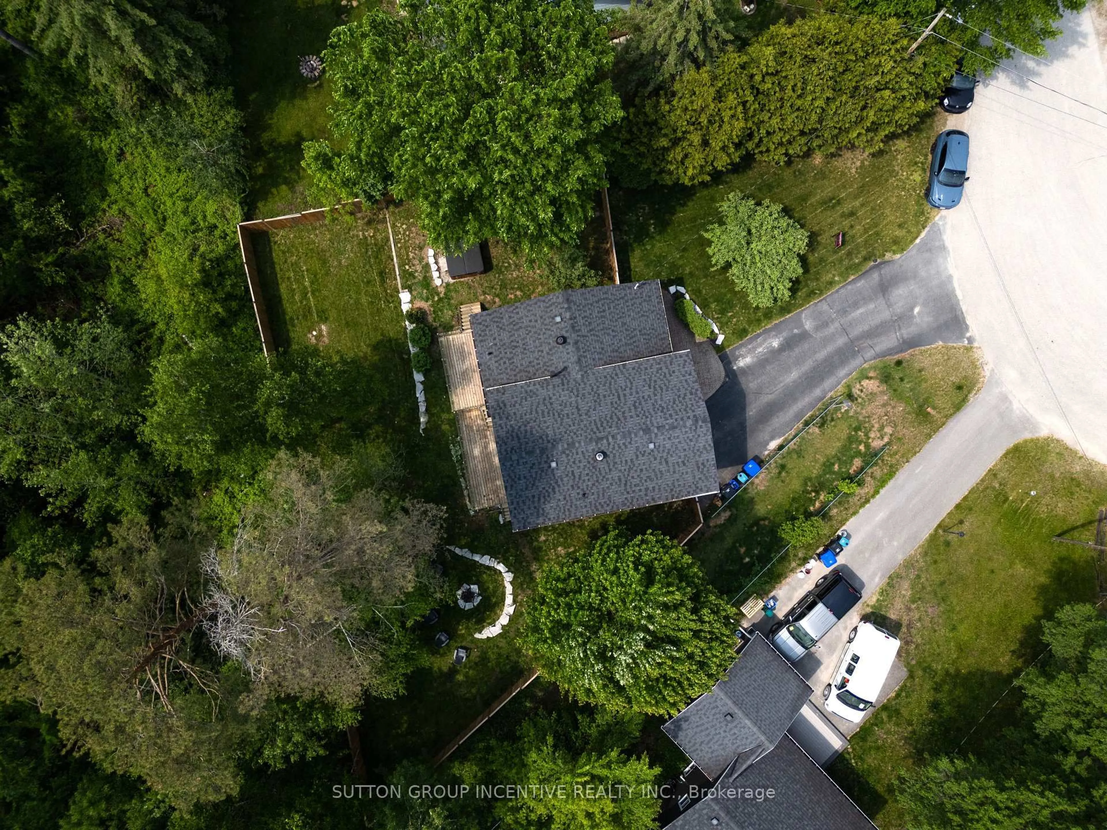 A pic from outside/outdoor area/front of a property/back of a property/a pic from drone, unknown for 7 Ashburton Cres, Essa Ontario L0M 1B0
