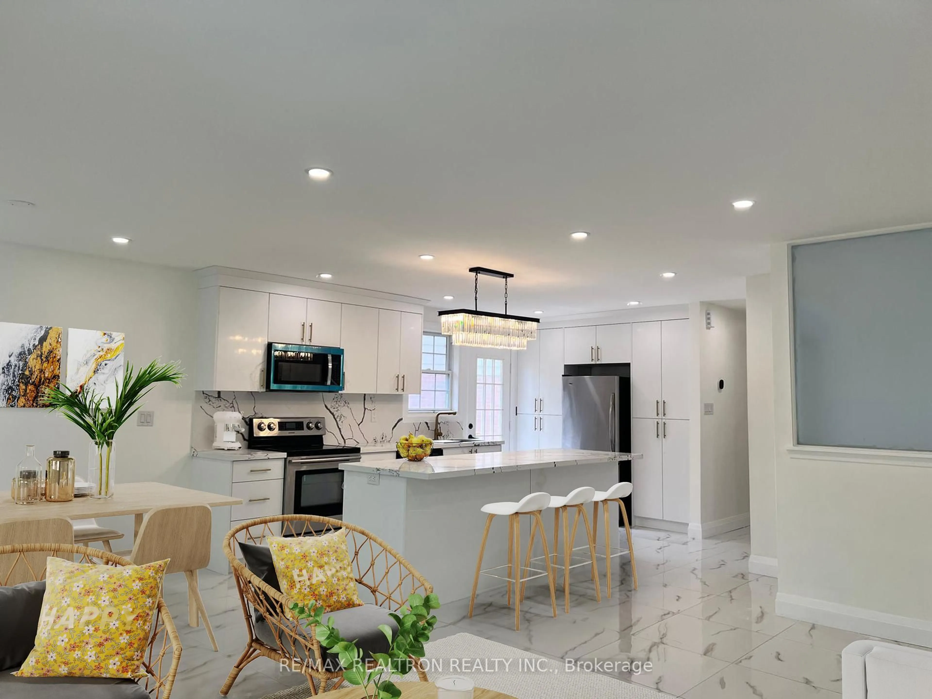 Open concept kitchen, ceramic/tile floor for 474 Sandford St, Newmarket Ontario L3Y 4S7
