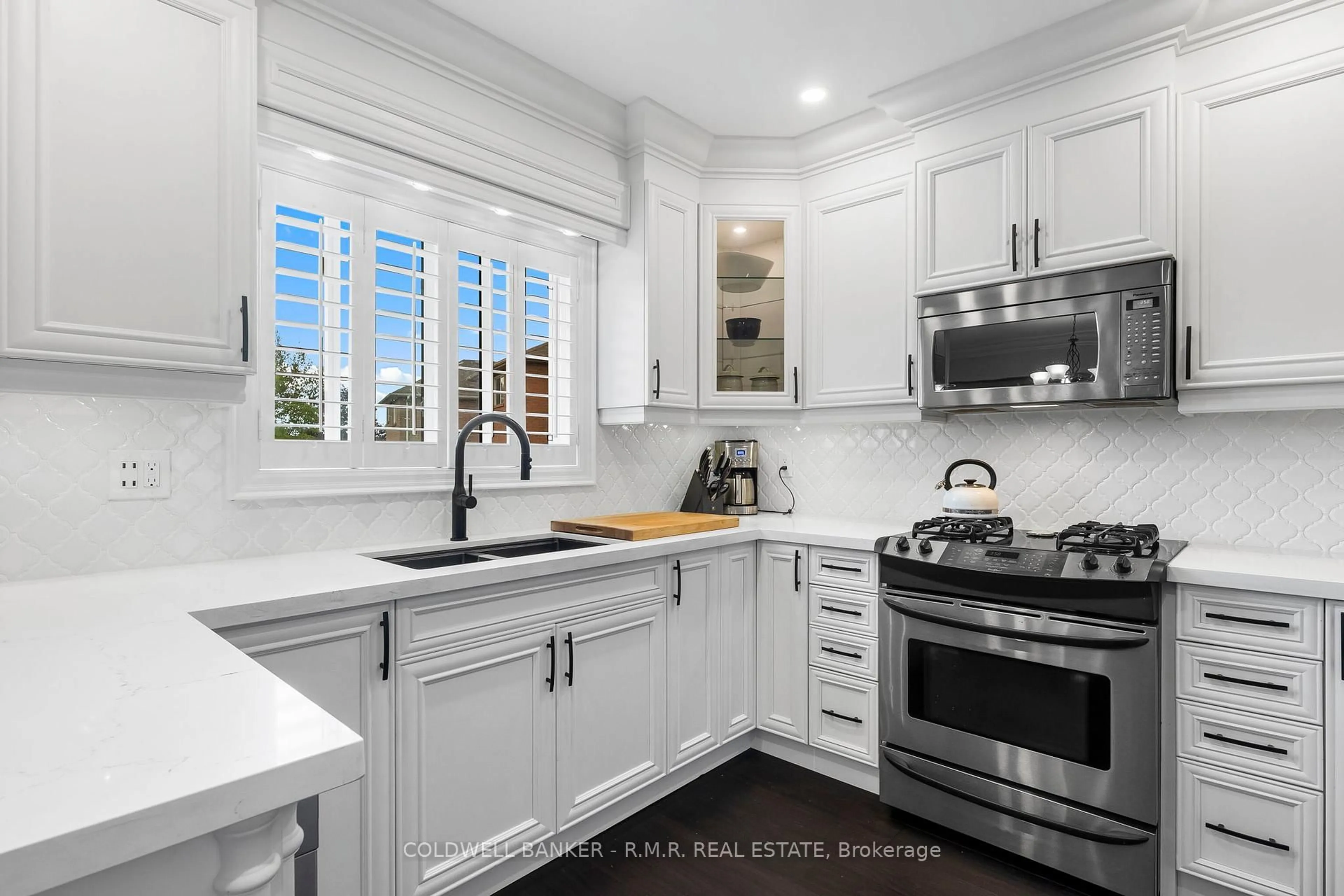 Open concept kitchen, ceramic/tile floor for 359 Carruthers Ave, Newmarket Ontario L3X 2B8