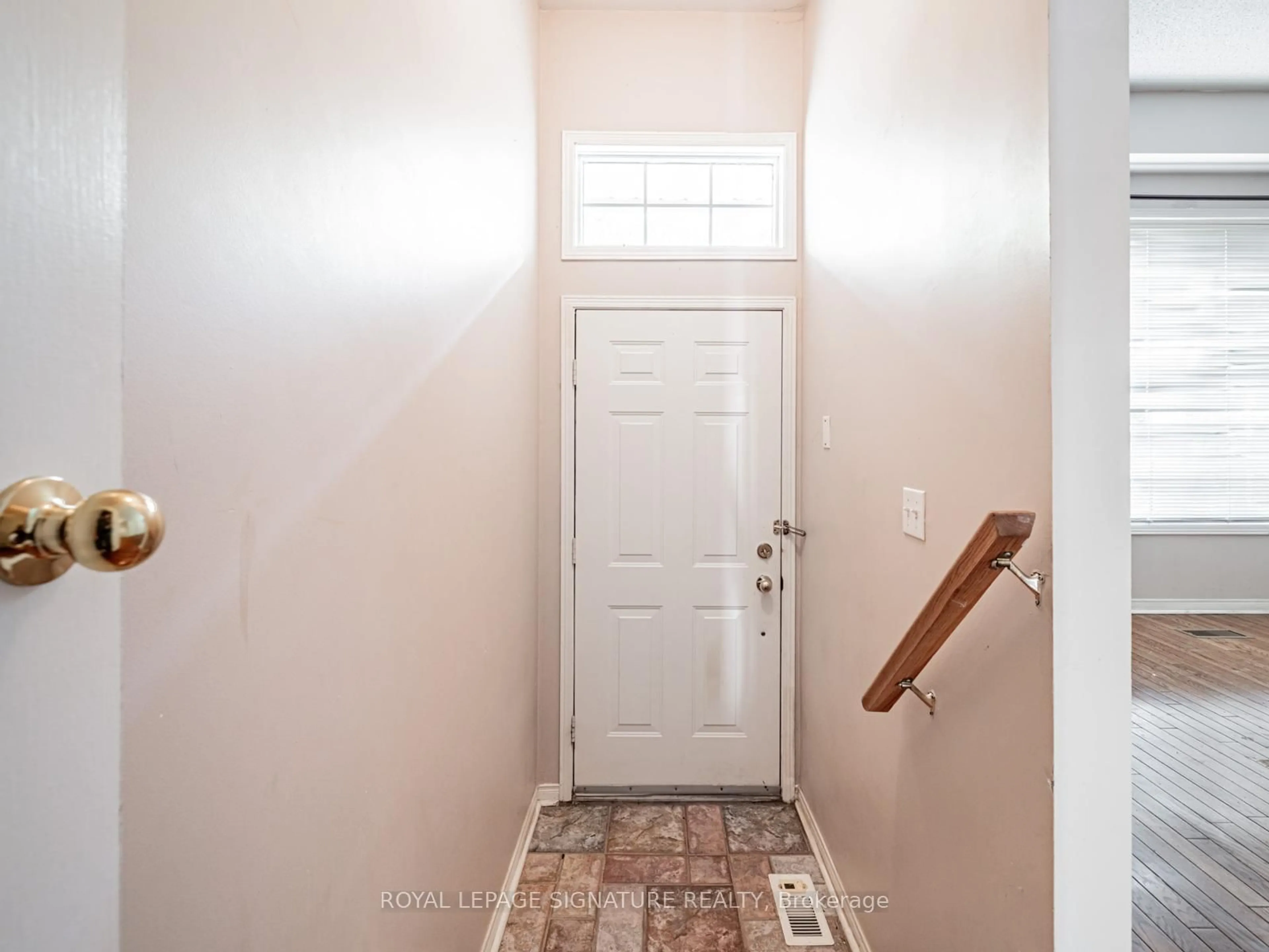 Indoor entryway for 23 Observatory Lane #100, Richmond Hill Ontario L4C 0M7