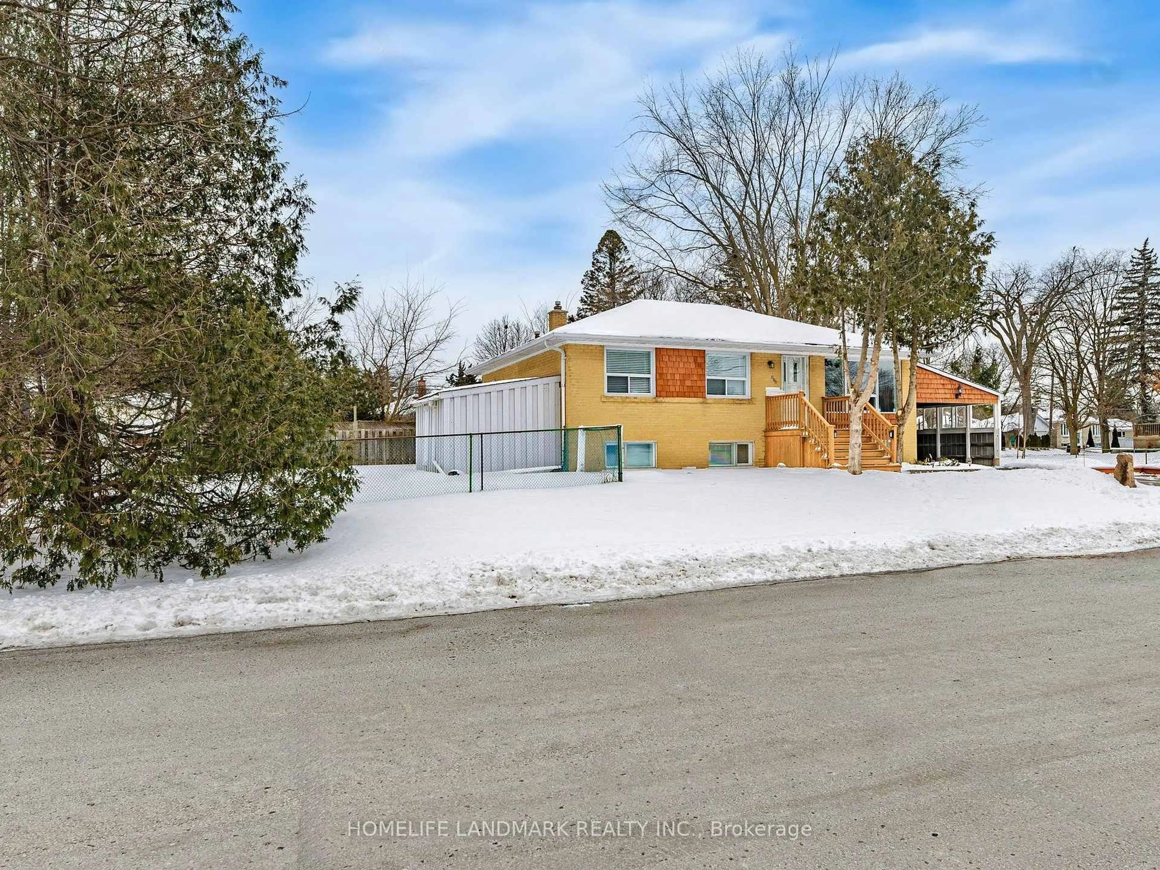 A pic from outside/outdoor area/front of a property/back of a property/a pic from drone, street for 424 Bonita Cres, Richmond Hill Ontario L4C 3N1