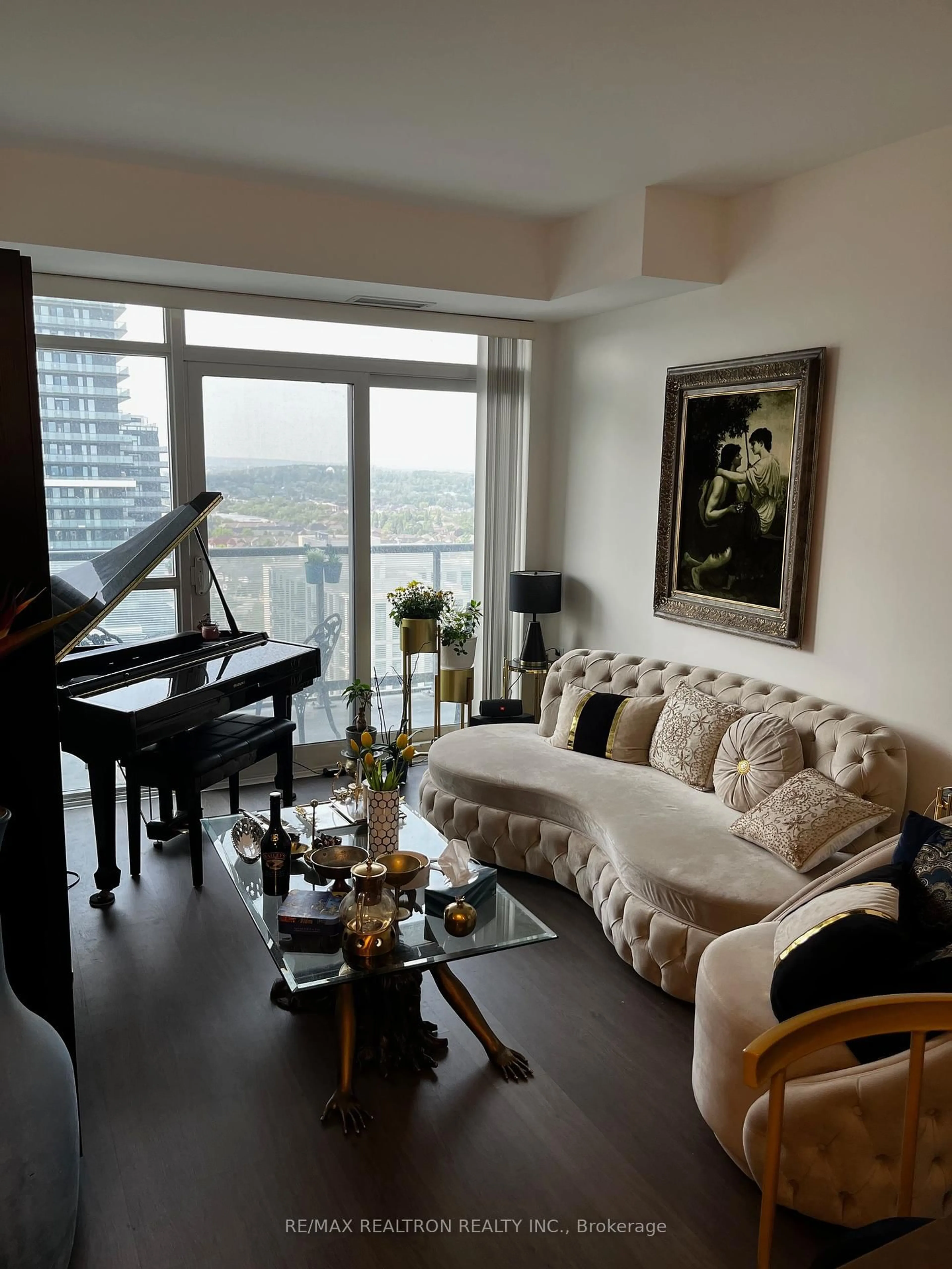 Living room with furniture, wood/laminate floor for 55 Oneida Cres #1909, Richmond Hill Ontario L4B 0E8