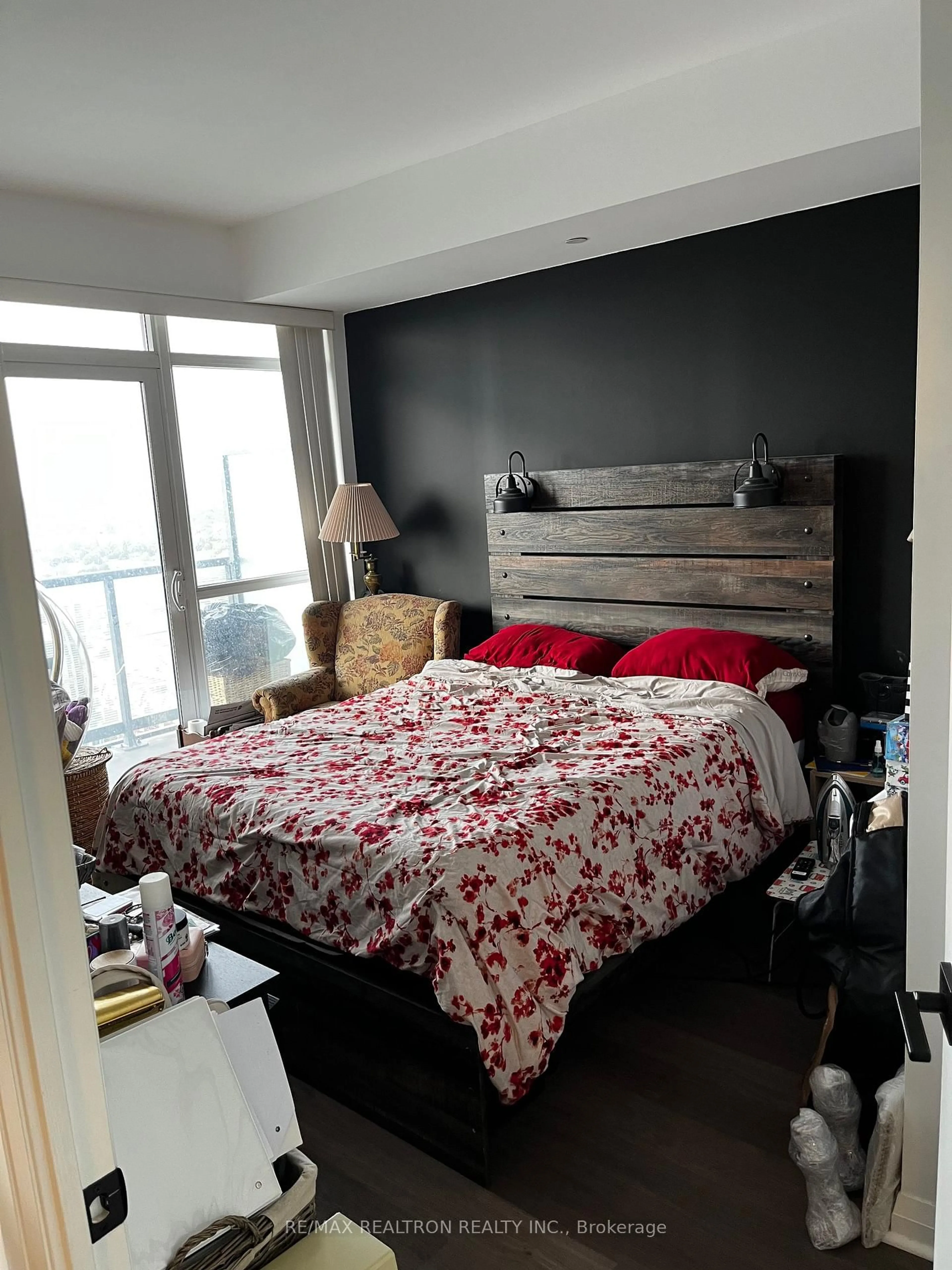 Bedroom with bed, wood/laminate floor for 55 Oneida Cres #1909, Richmond Hill Ontario L4B 0E8