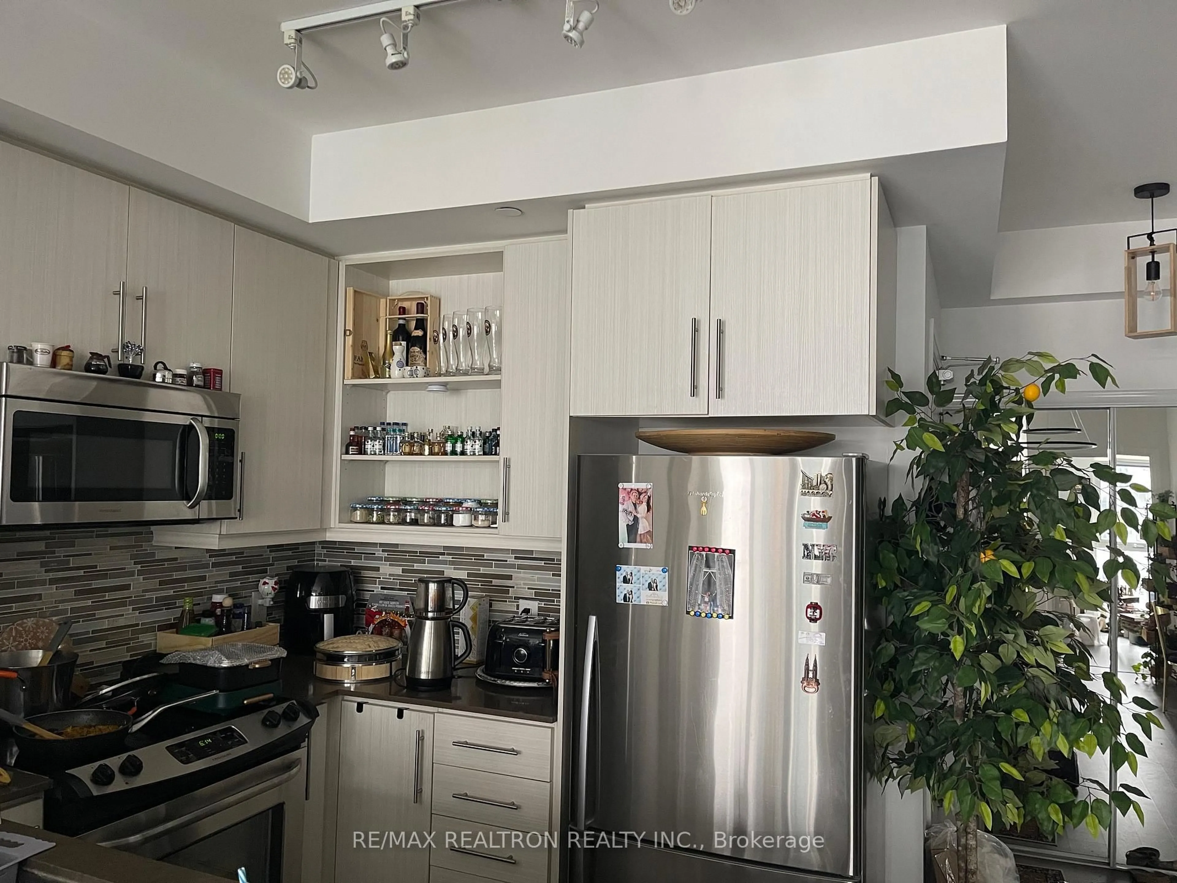 Standard kitchen, unknown for 55 Oneida Cres #1909, Richmond Hill Ontario L4B 0E8