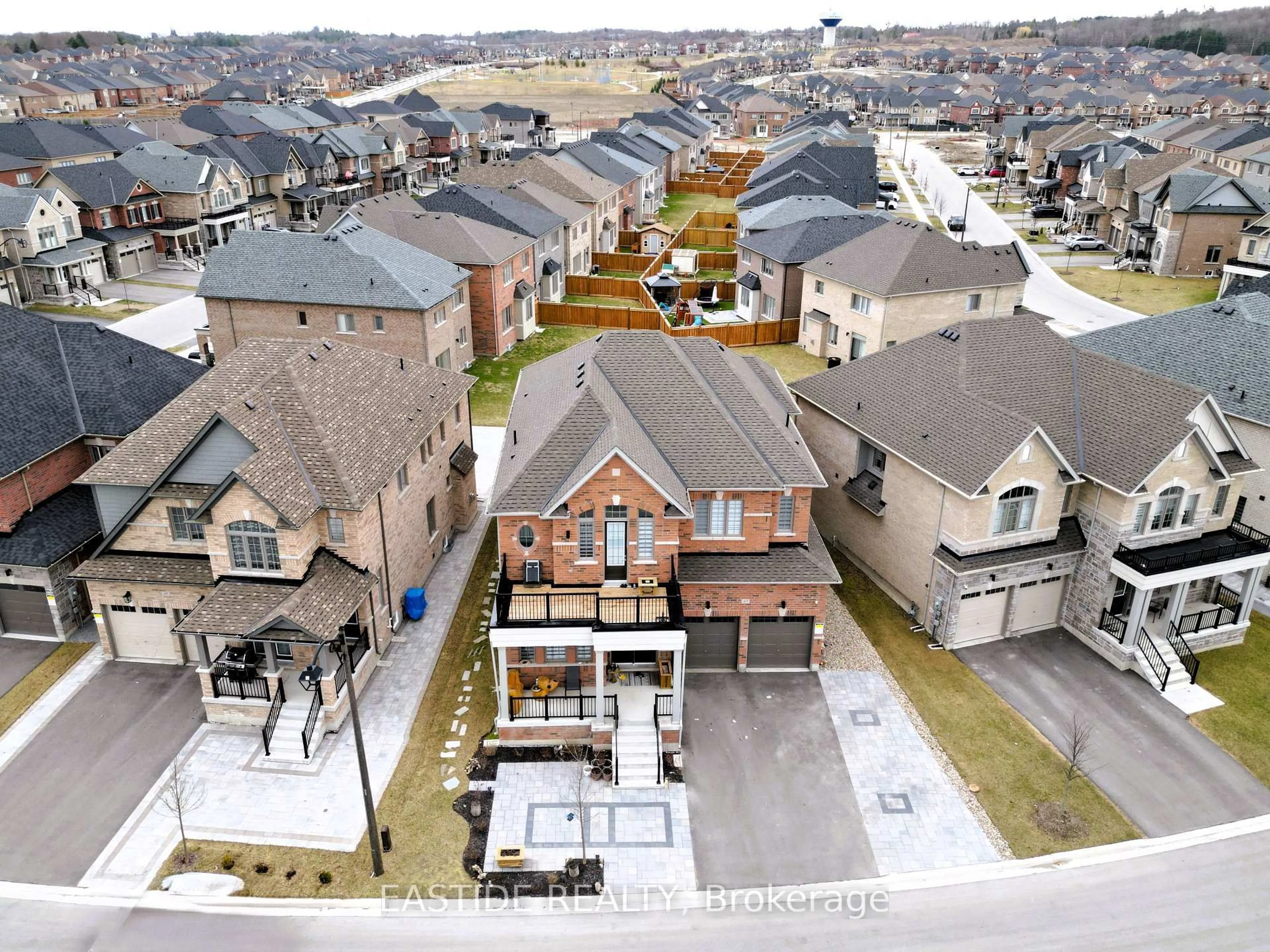 A pic from outside/outdoor area/front of a property/back of a property/a pic from drone, street for 67 Marlene Johnston Dr, East Gwillimbury Ontario L9N 1K3