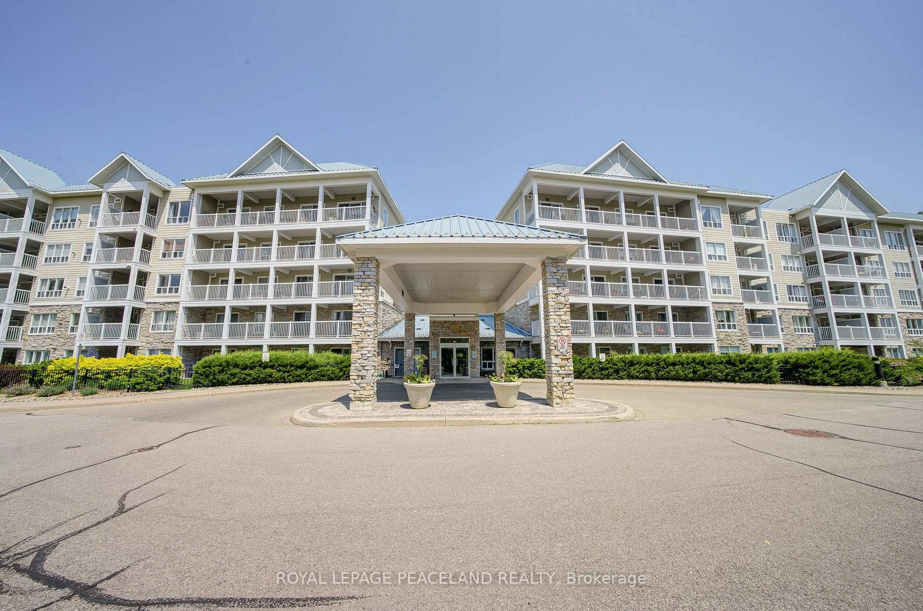Indoor foyer for 900 Bogart Mill Tr #520, Newmarket Ontario L3Y 8V5