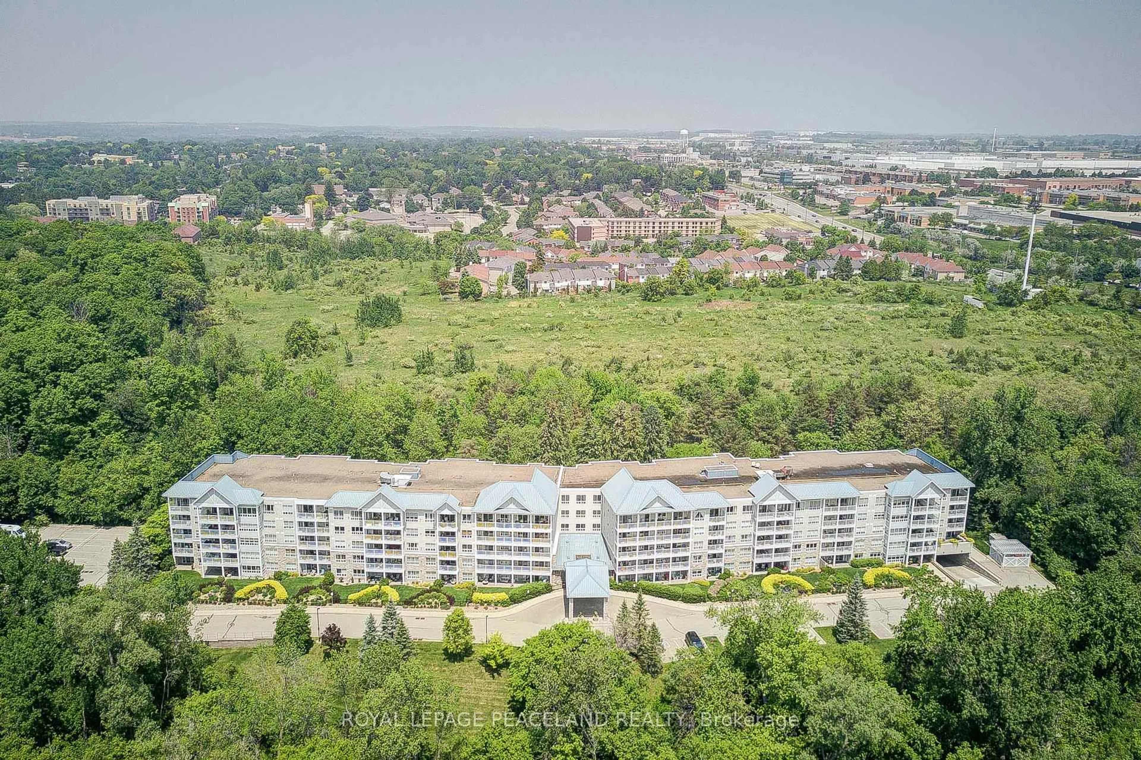 A pic from outside/outdoor area/front of a property/back of a property/a pic from drone, unknown for 900 Bogart Mill Tr #520, Newmarket Ontario L3Y 8V5