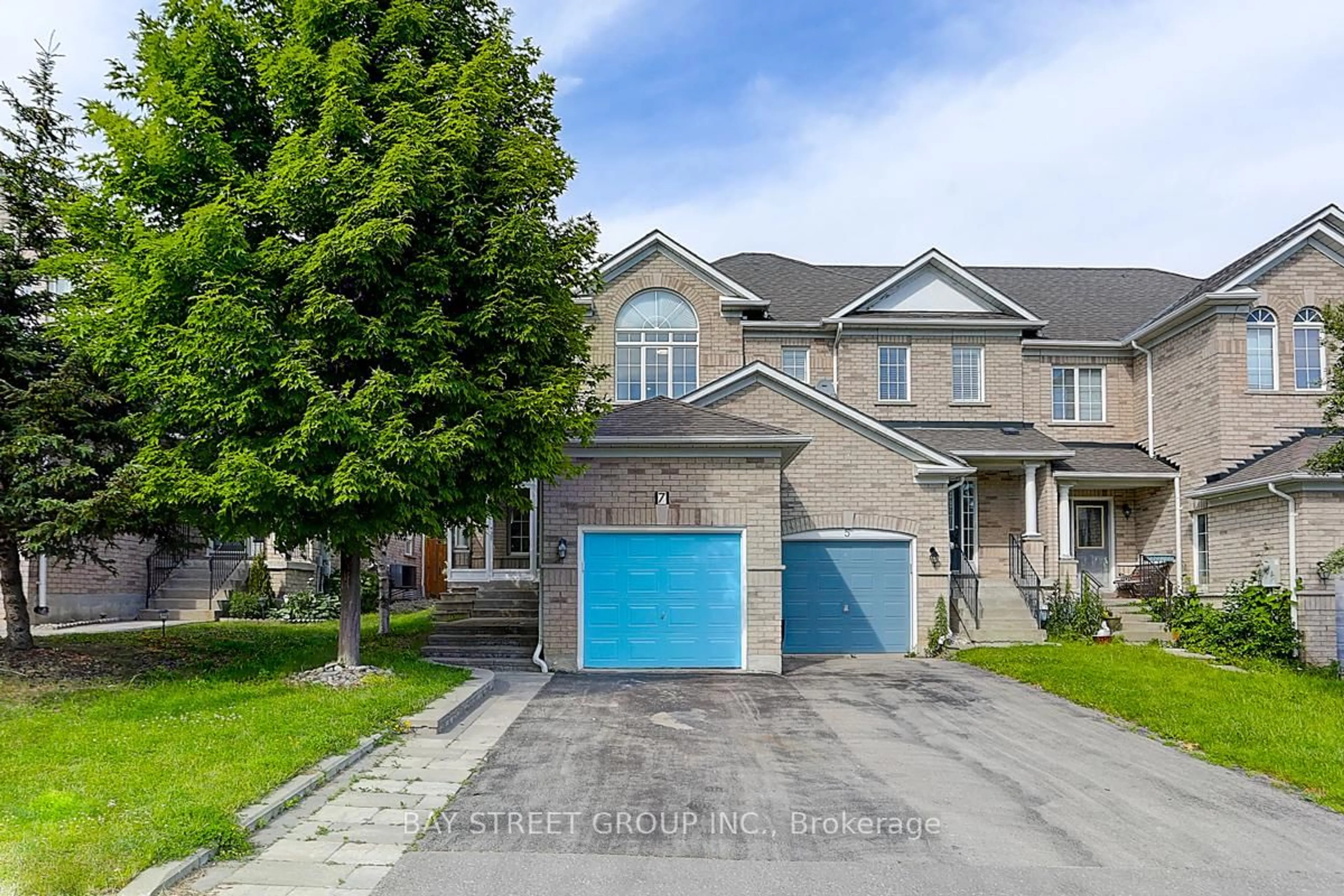 A pic from outside/outdoor area/front of a property/back of a property/a pic from drone, street for 7 Debonair St, Richmond Hill Ontario L4C 0R2