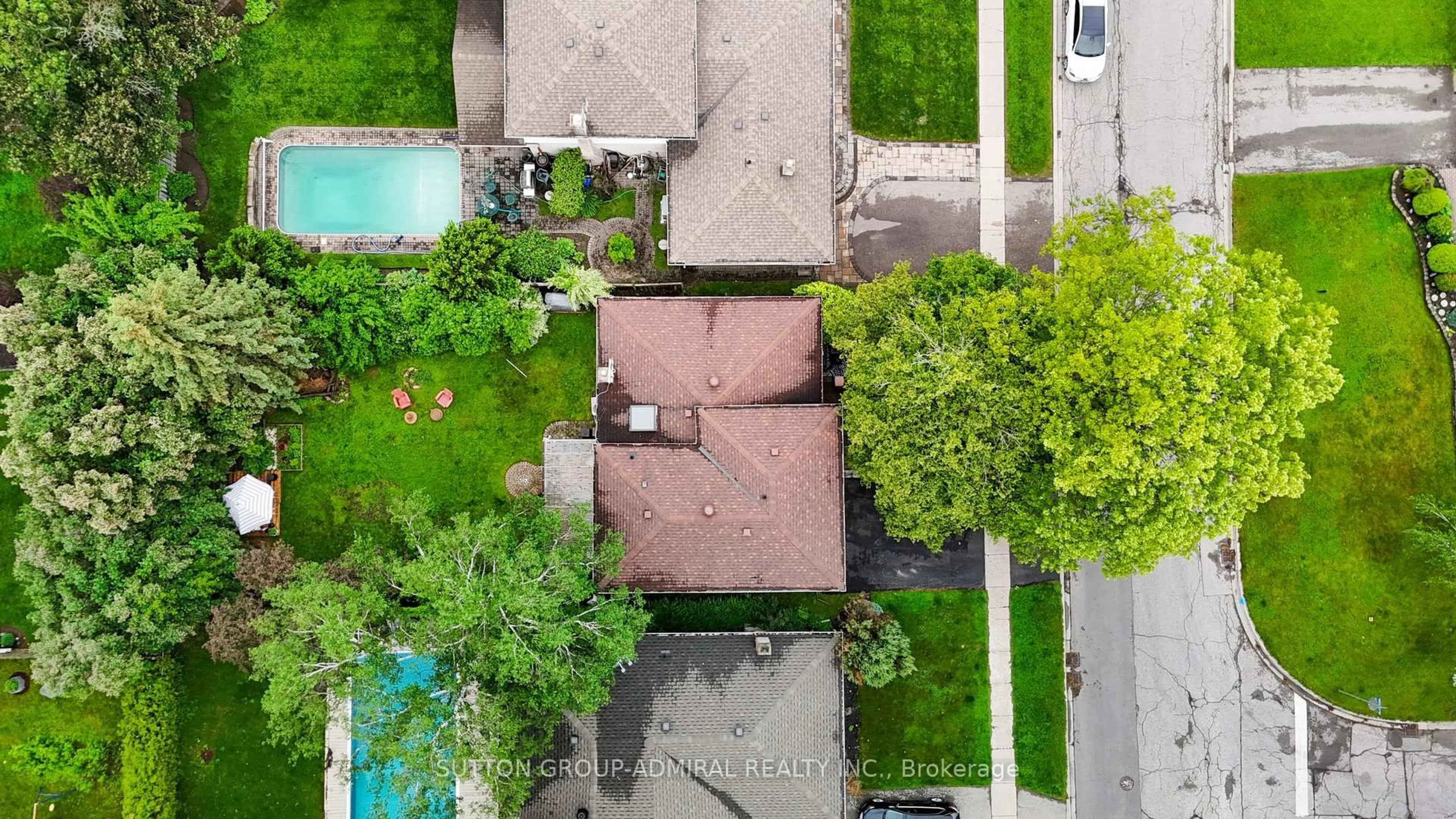 A pic from outside/outdoor area/front of a property/back of a property/a pic from drone, unknown for 329 Towercrest Dr, Newmarket Ontario L3Y 1C3