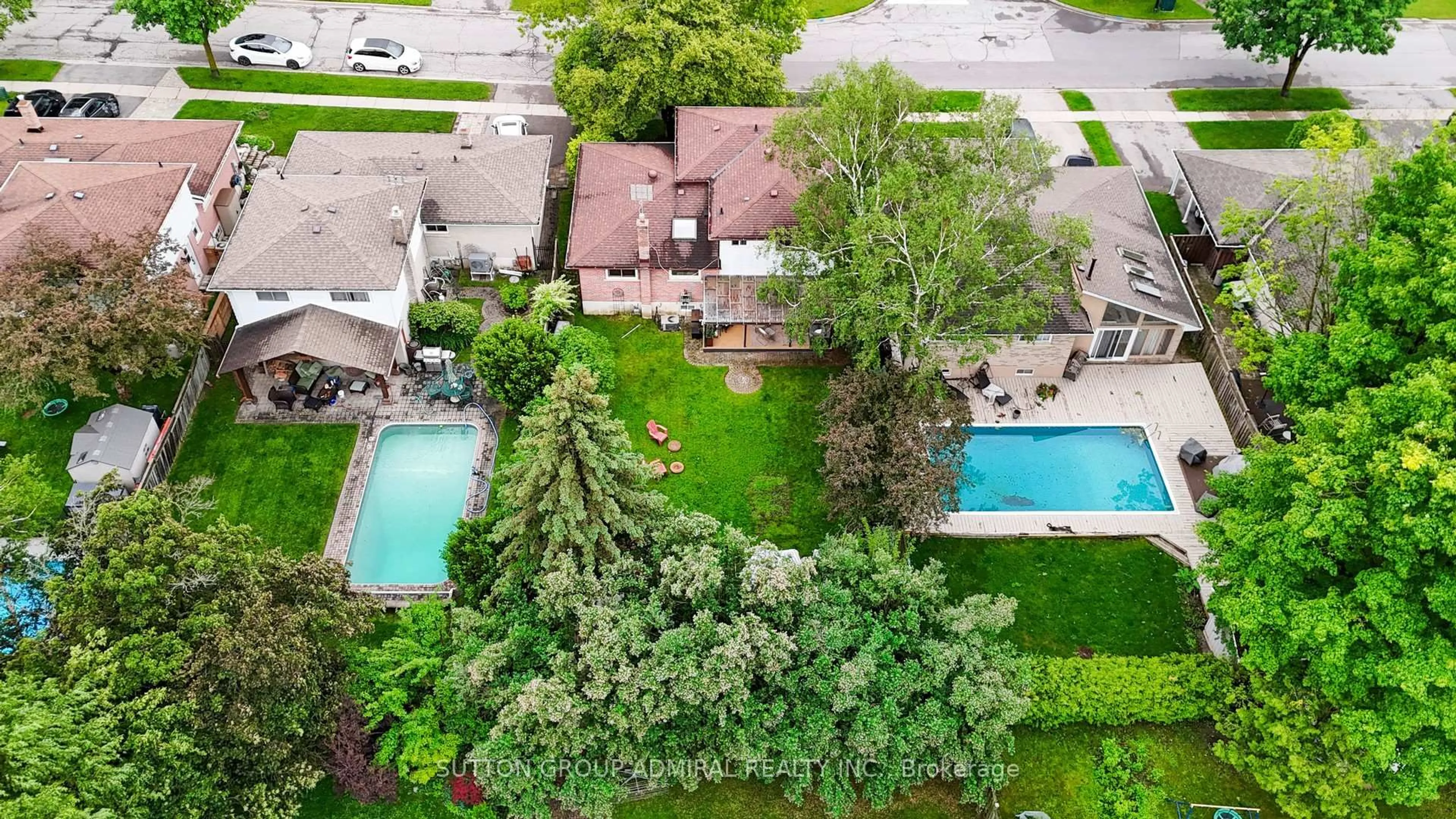 A pic from outside/outdoor area/front of a property/back of a property/a pic from drone, street for 329 Towercrest Dr, Newmarket Ontario L3Y 1C3