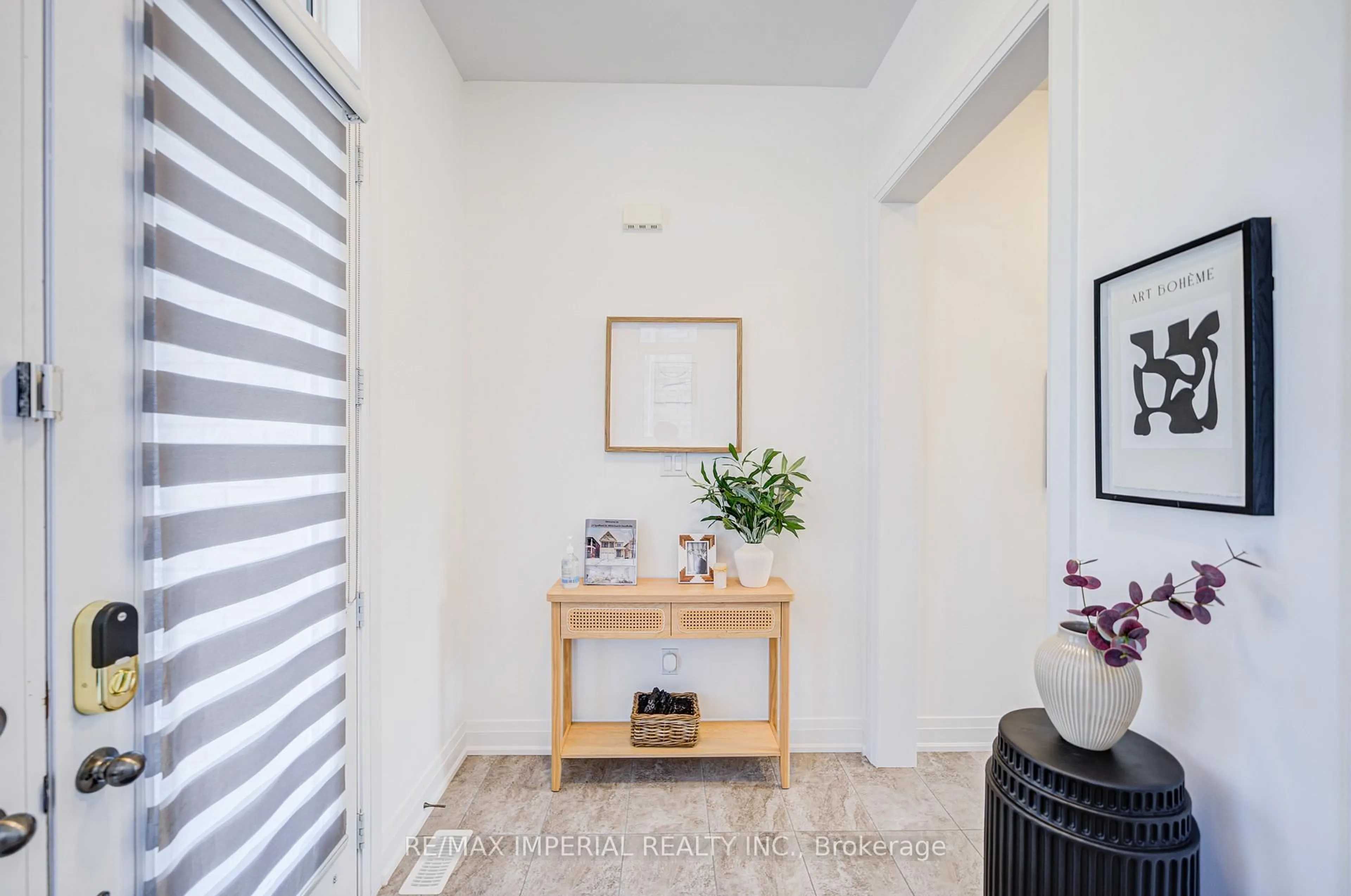 Indoor entryway for 23 Spofford Dr, Whitchurch-Stouffville Ontario L4A 4R1