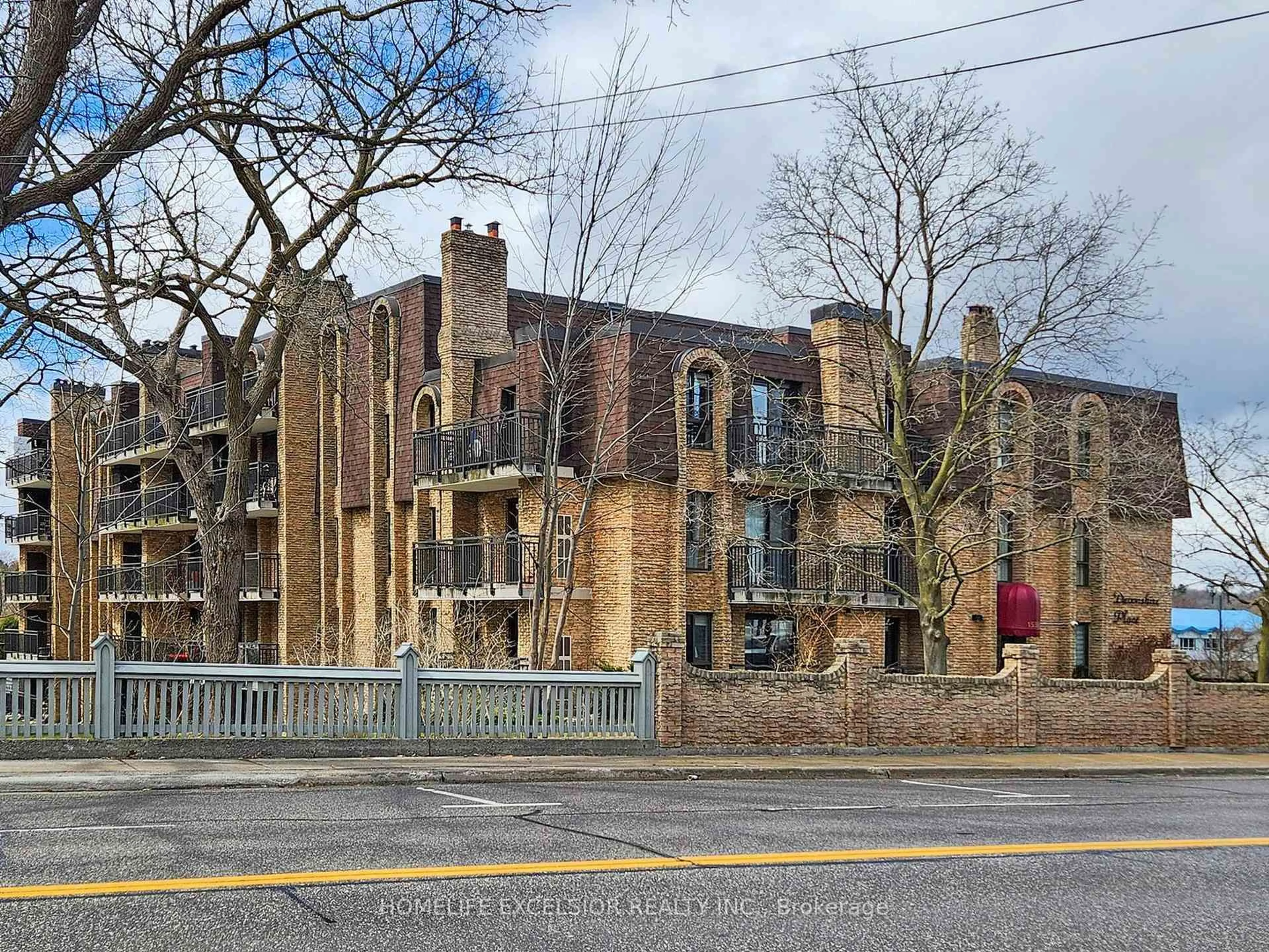 Home with brick exterior material, building for 15390 Yonge St #203, Aurora Ontario L4G 1N8