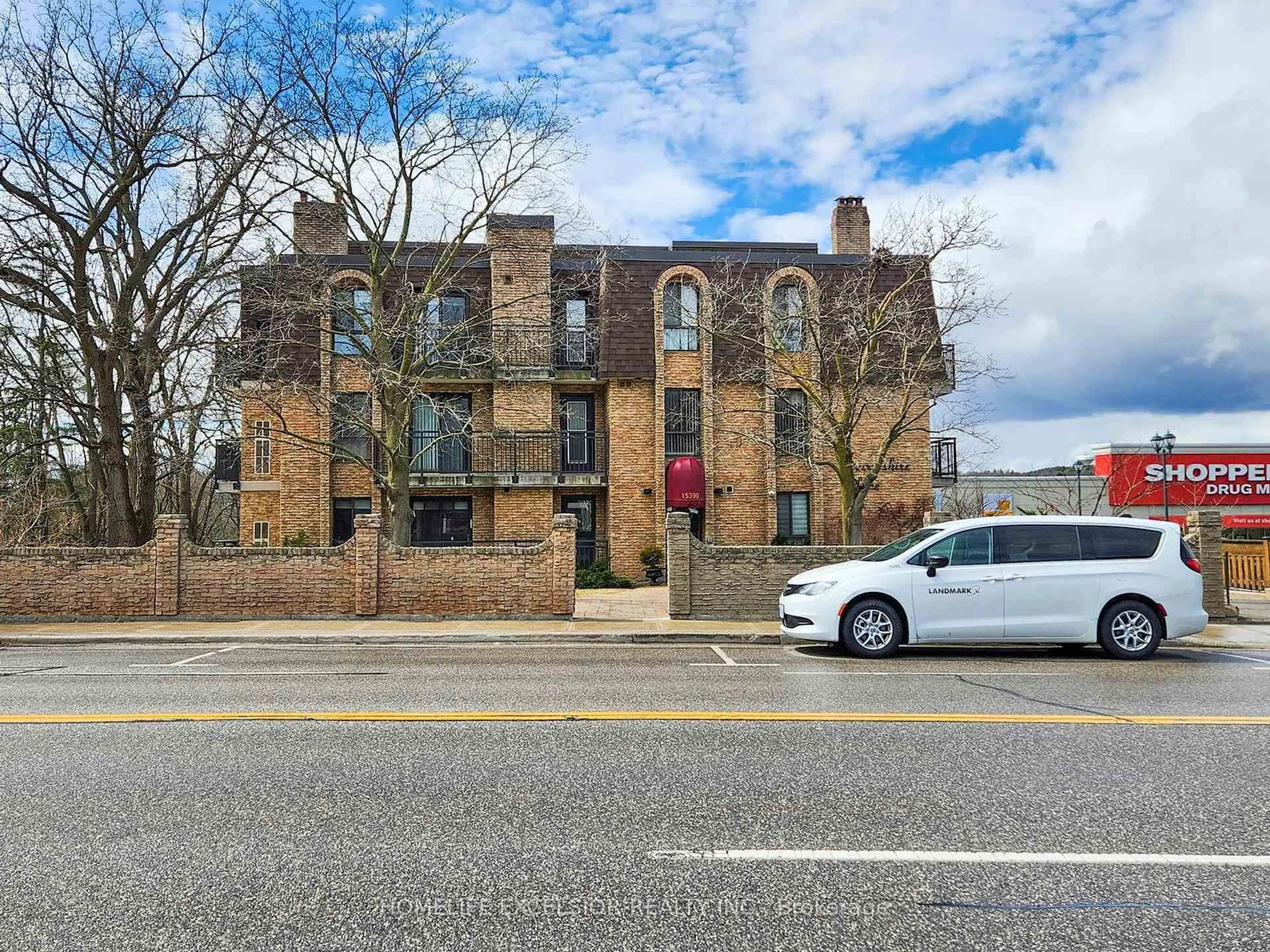 Unknown for 15390 Yonge St #203, Aurora Ontario L4G 1N8
