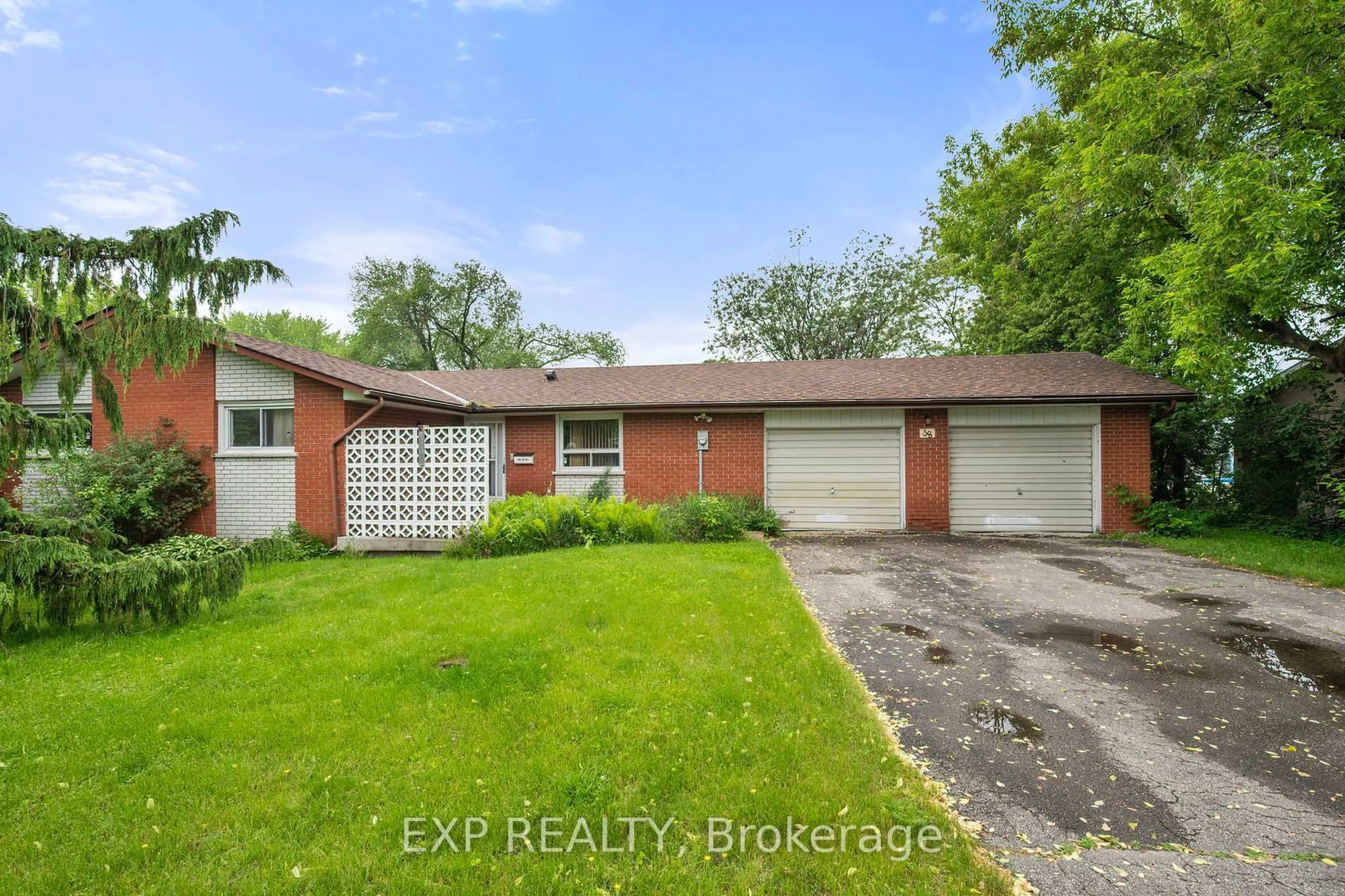 A pic from outside/outdoor area/front of a property/back of a property/a pic from drone, street for 38 Canal St, Georgina Ontario L4P 1K5