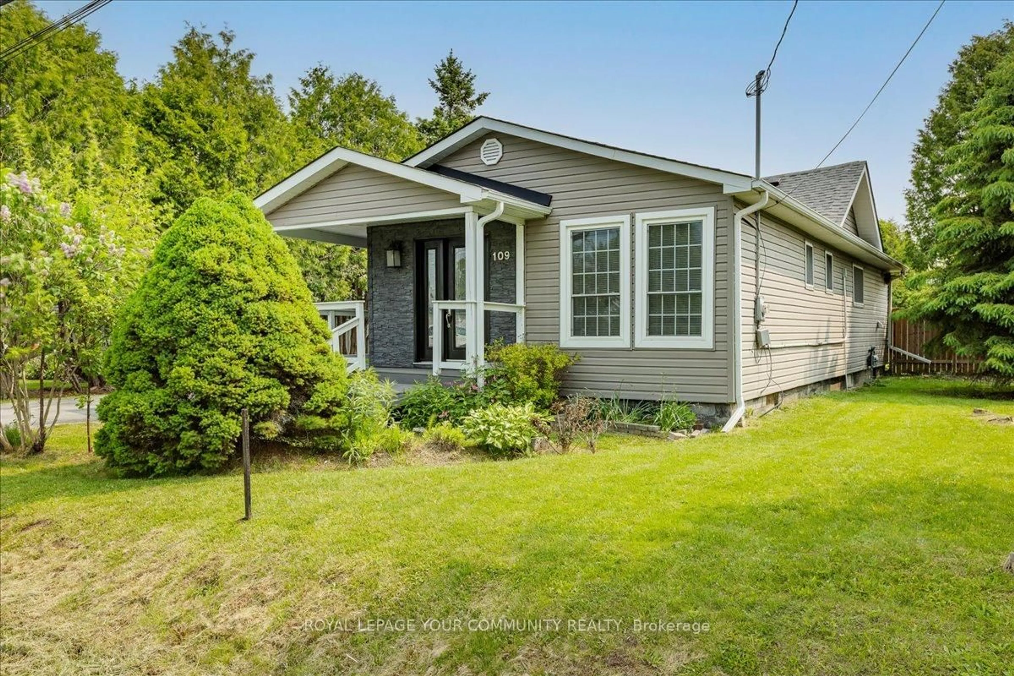 Home with vinyl exterior material, street for 109 Maple Ave, Georgina Ontario L0E 1R0
