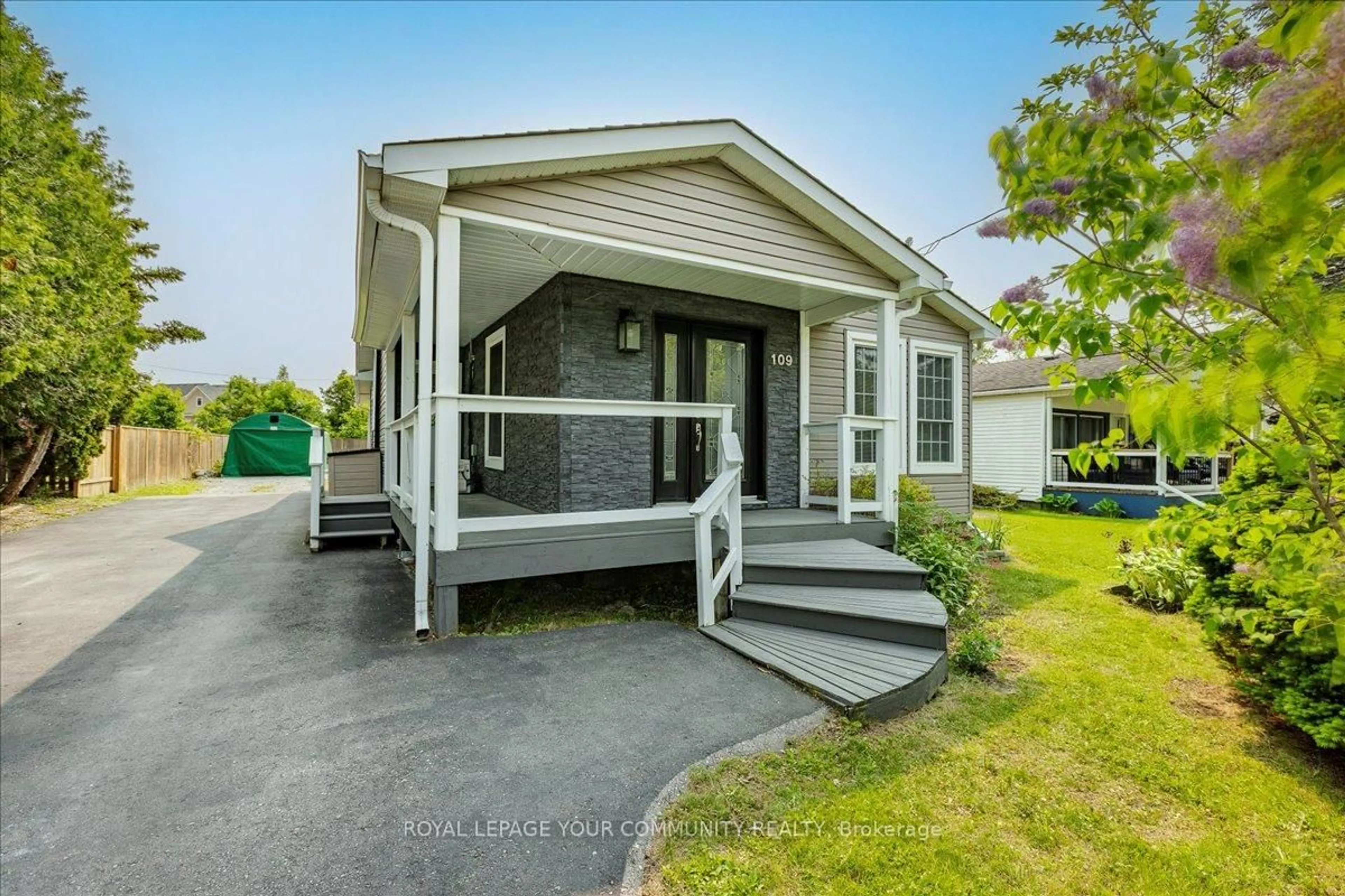 Home with vinyl exterior material, street for 109 Maple Ave, Georgina Ontario L0E 1R0