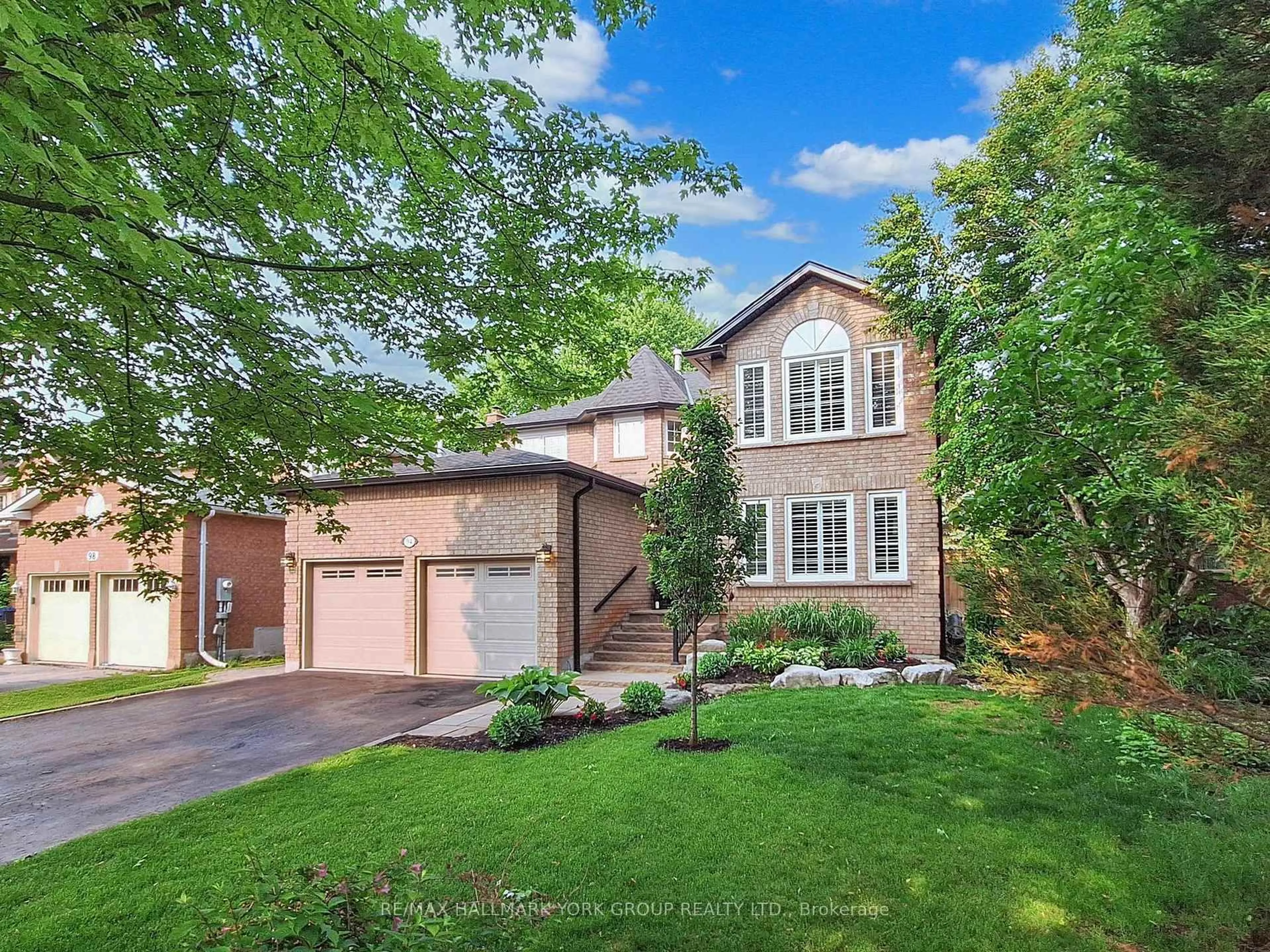 Home with brick exterior material, street for 94 McGee Cres, Aurora Ontario L4G 6L8