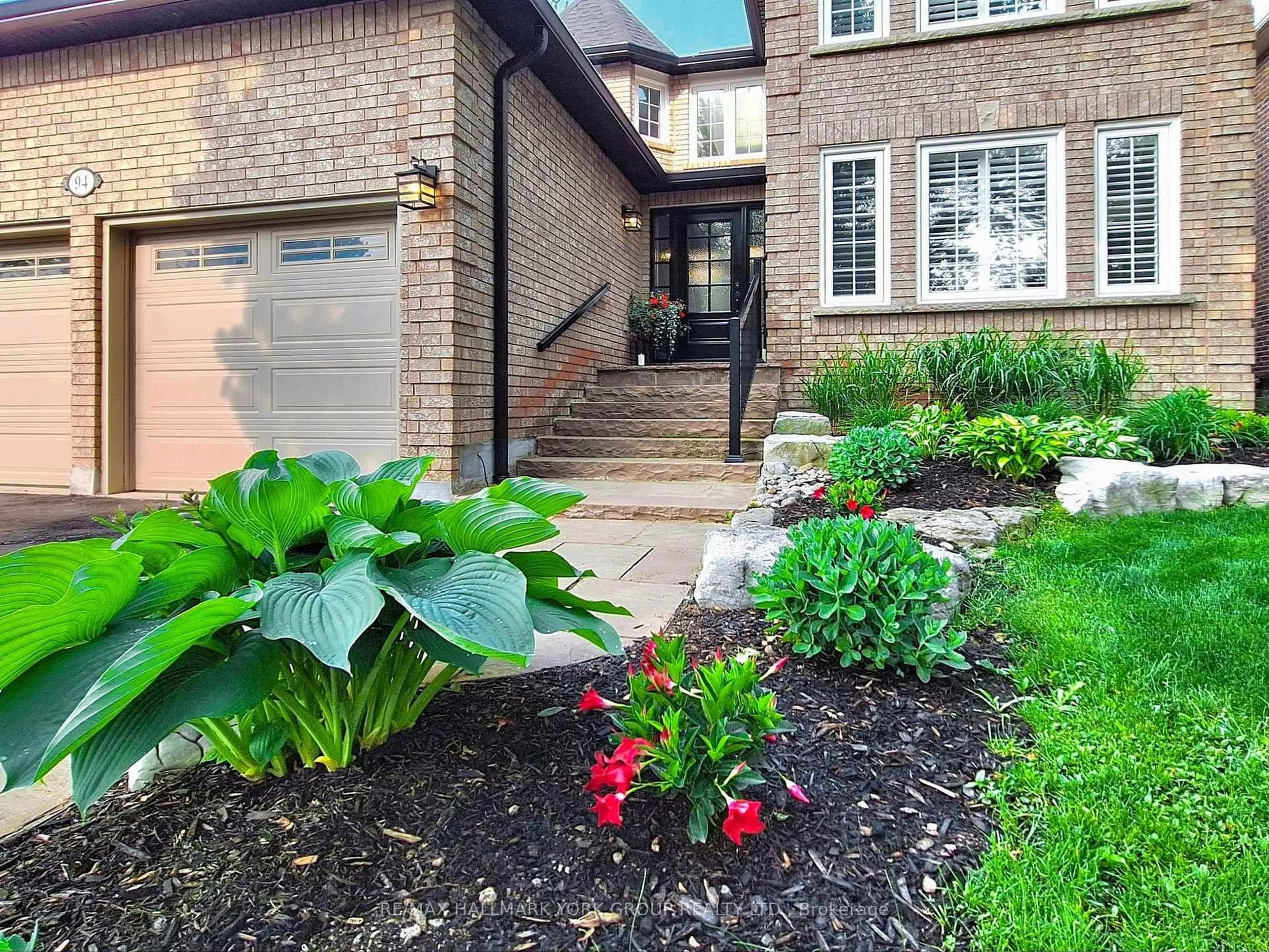 Indoor entryway for 94 McGee Cres, Aurora Ontario L4G 6L8