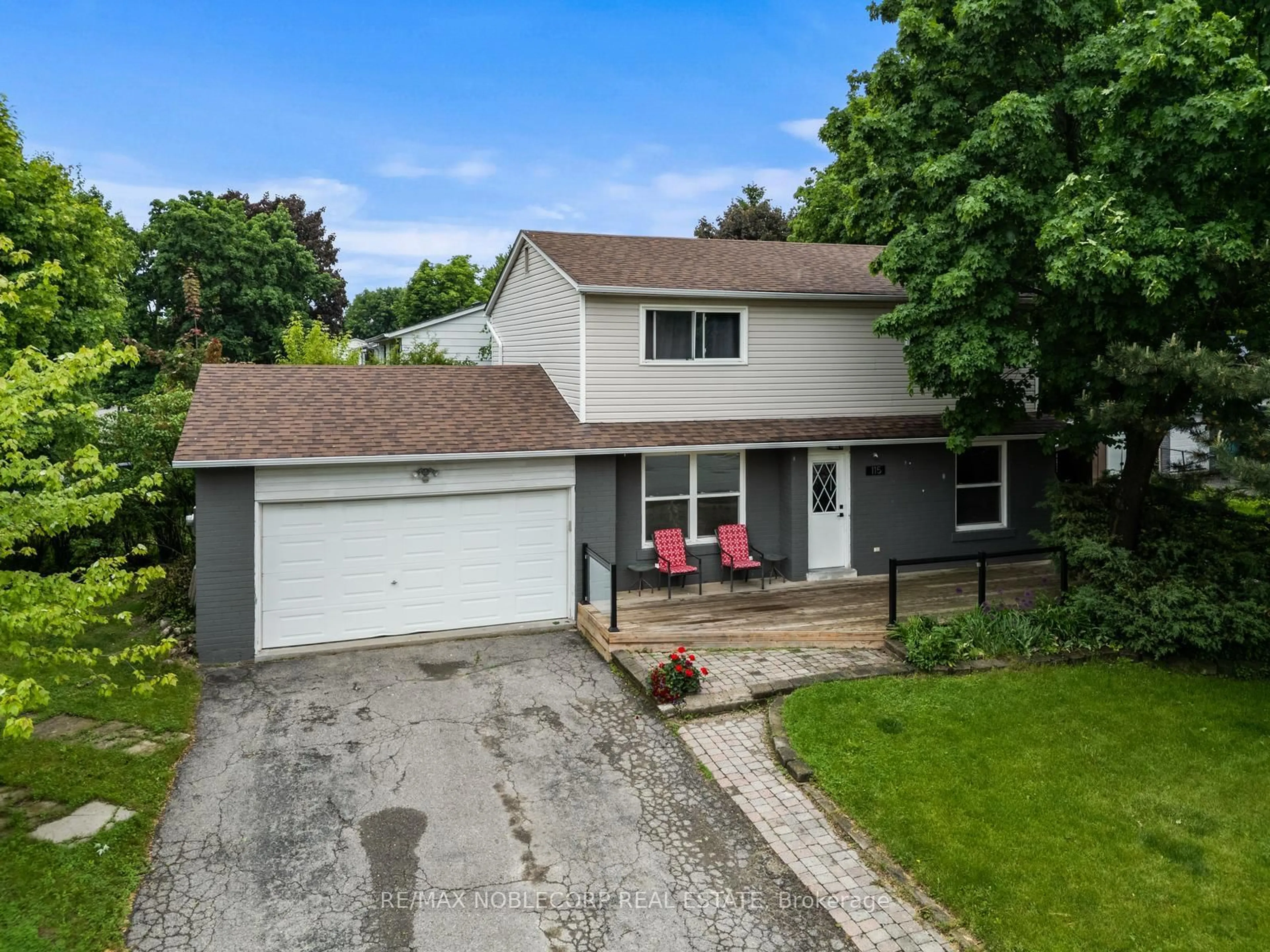 A pic from outside/outdoor area/front of a property/back of a property/a pic from drone, street for 115 William Roe Blvd, Newmarket Ontario L3Y 1B1
