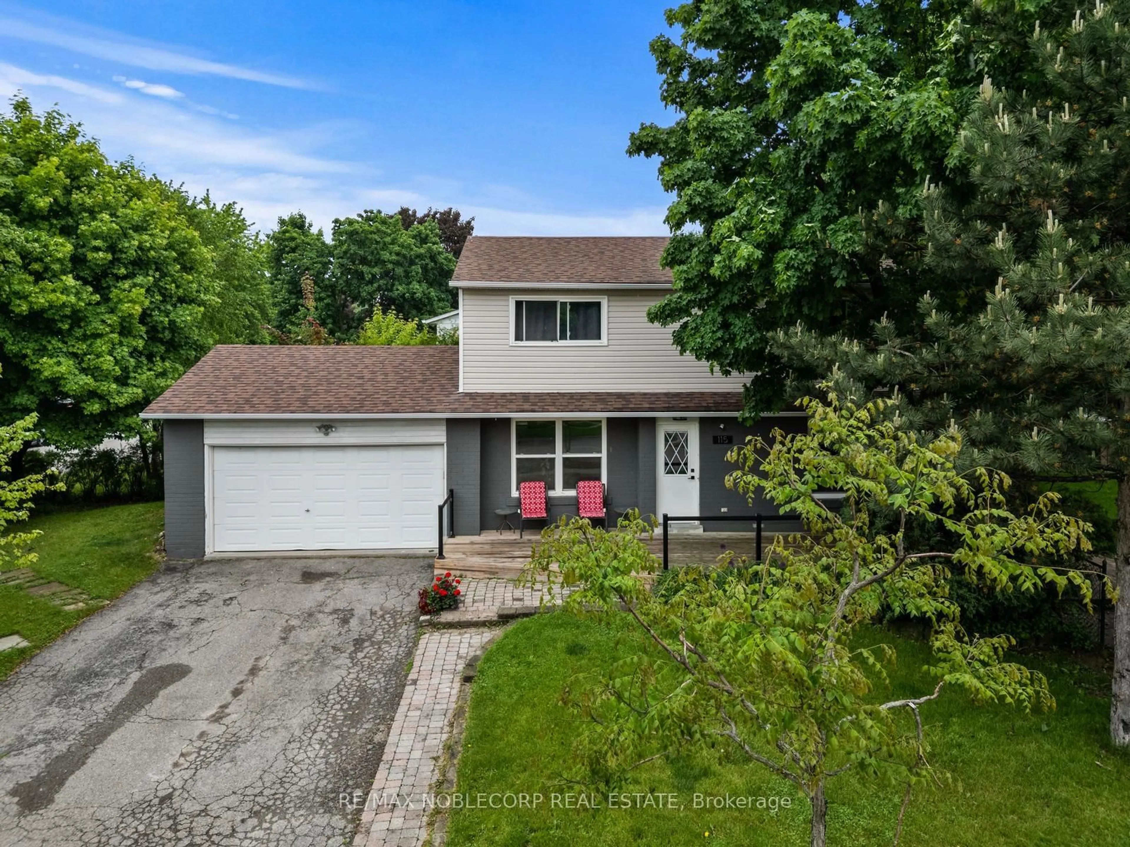 A pic from outside/outdoor area/front of a property/back of a property/a pic from drone, street for 115 William Roe Blvd, Newmarket Ontario L3Y 1B1